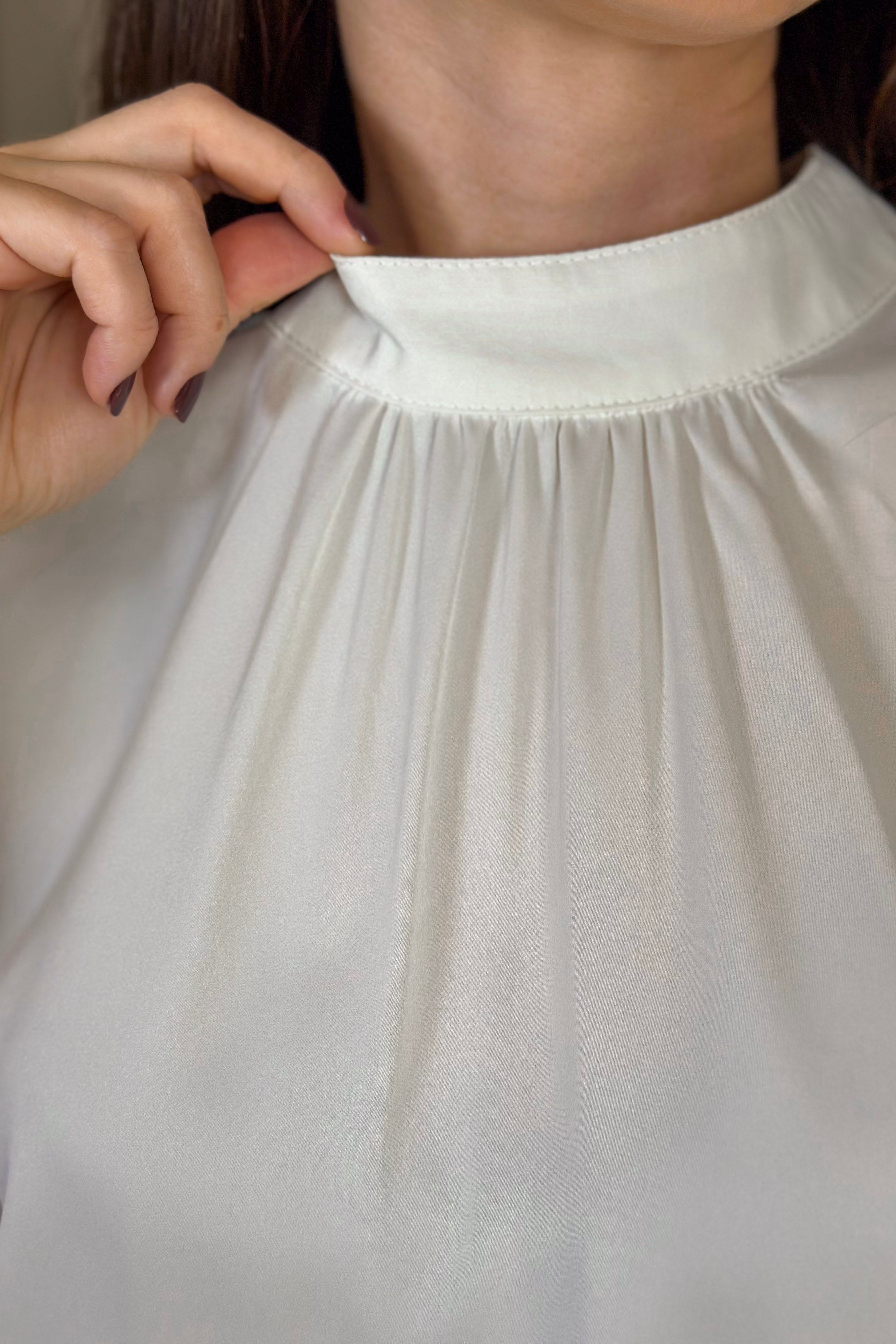 Blusa Regata em Poly Silk Detalhe Pregas Colo Lorrana Branca