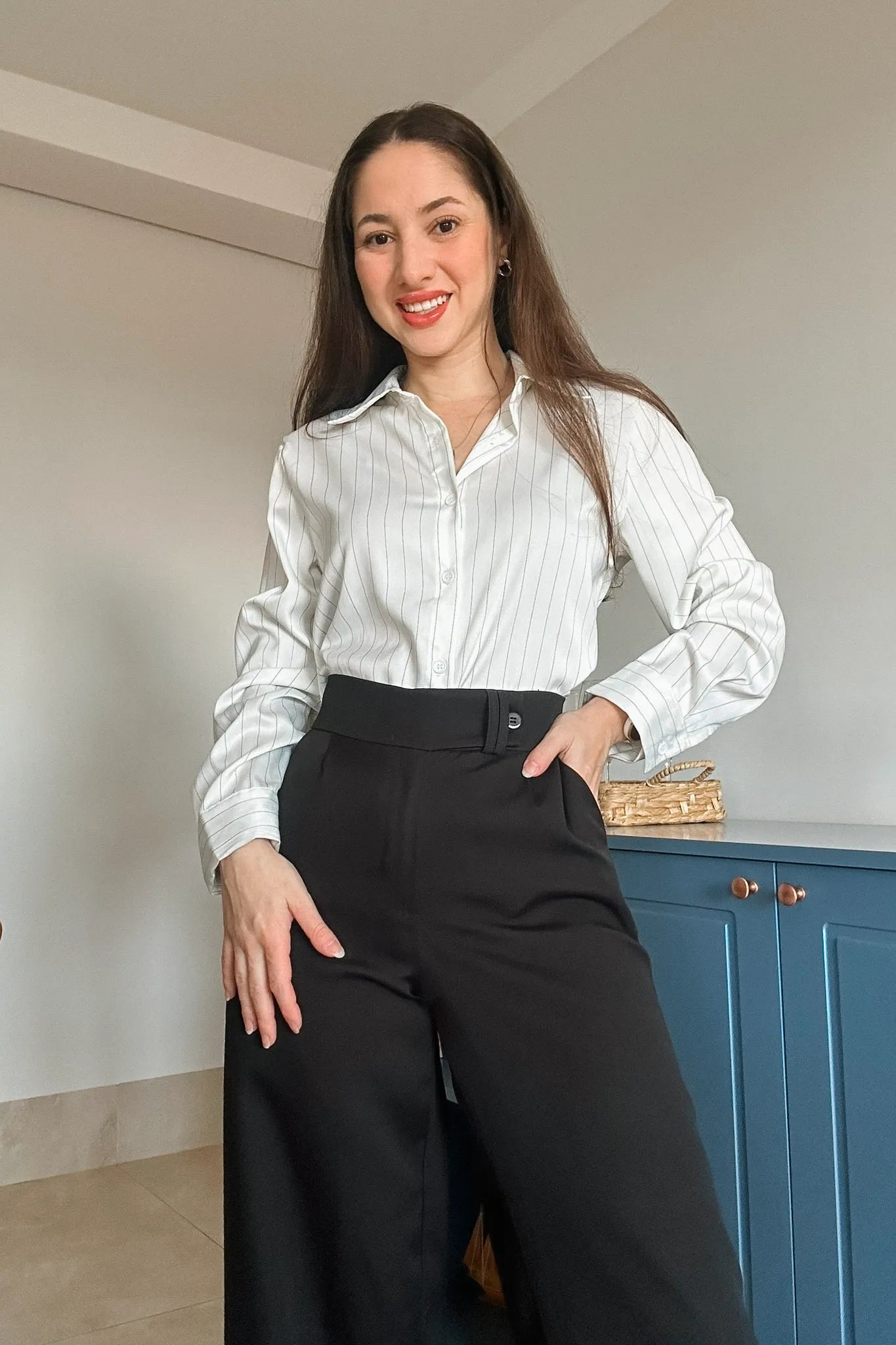 Conjunto: Camisa Manga Longa Classic Risca De Giz Sara Branca + Calça Pantalona Alfaiataria Mariane Preta
