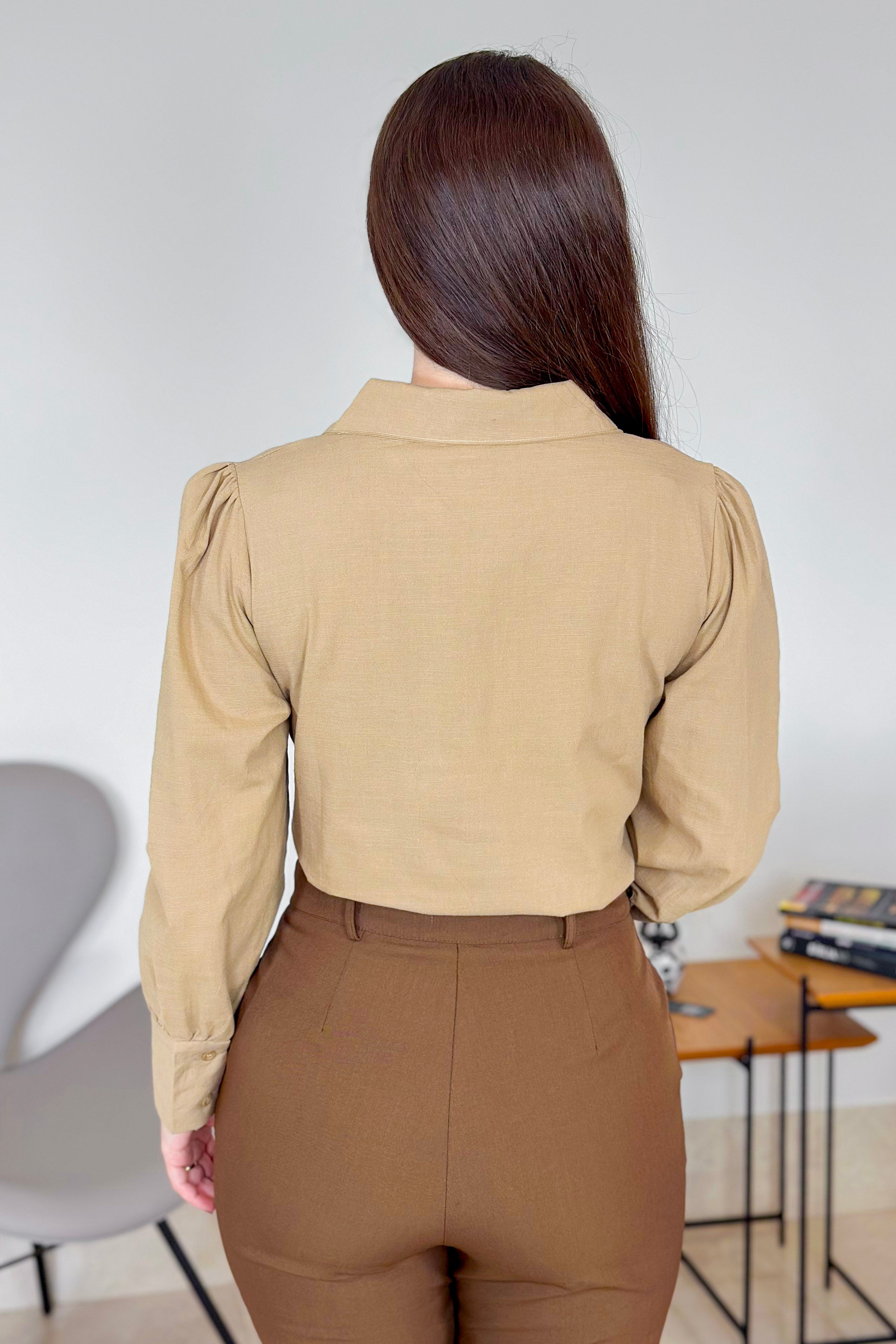 Camisa Manga Longa em Tricoline Bordada Decote "V" Detalhe Bordado Amélia Bege