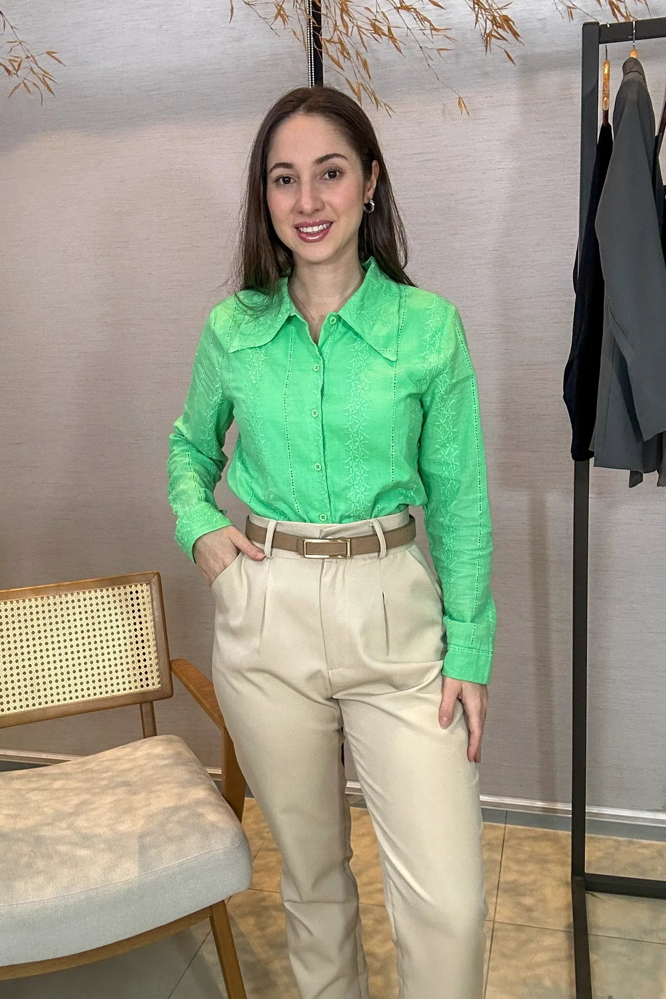 Conjunto: Camisa Manga Longa em Laise Dalila Verde + Calça Cenoura Cinto Encapado Bege