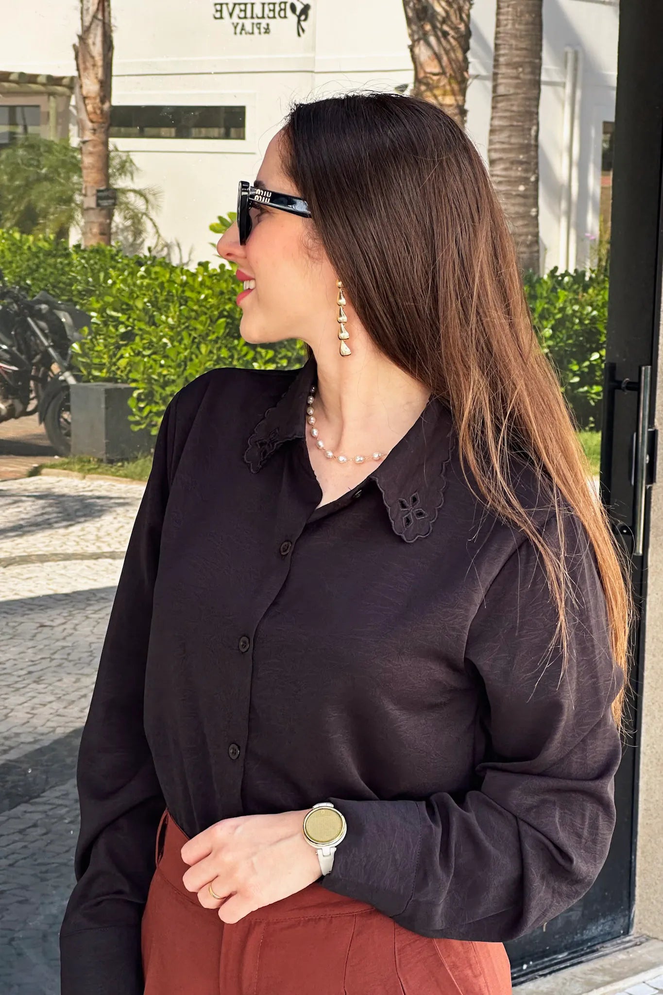 Conjunto: Camisa Manga Longa Detalhe Bordado Gola Clara Preta + Calça Corte Reto Alfaiataria Serena Laísa Marrom