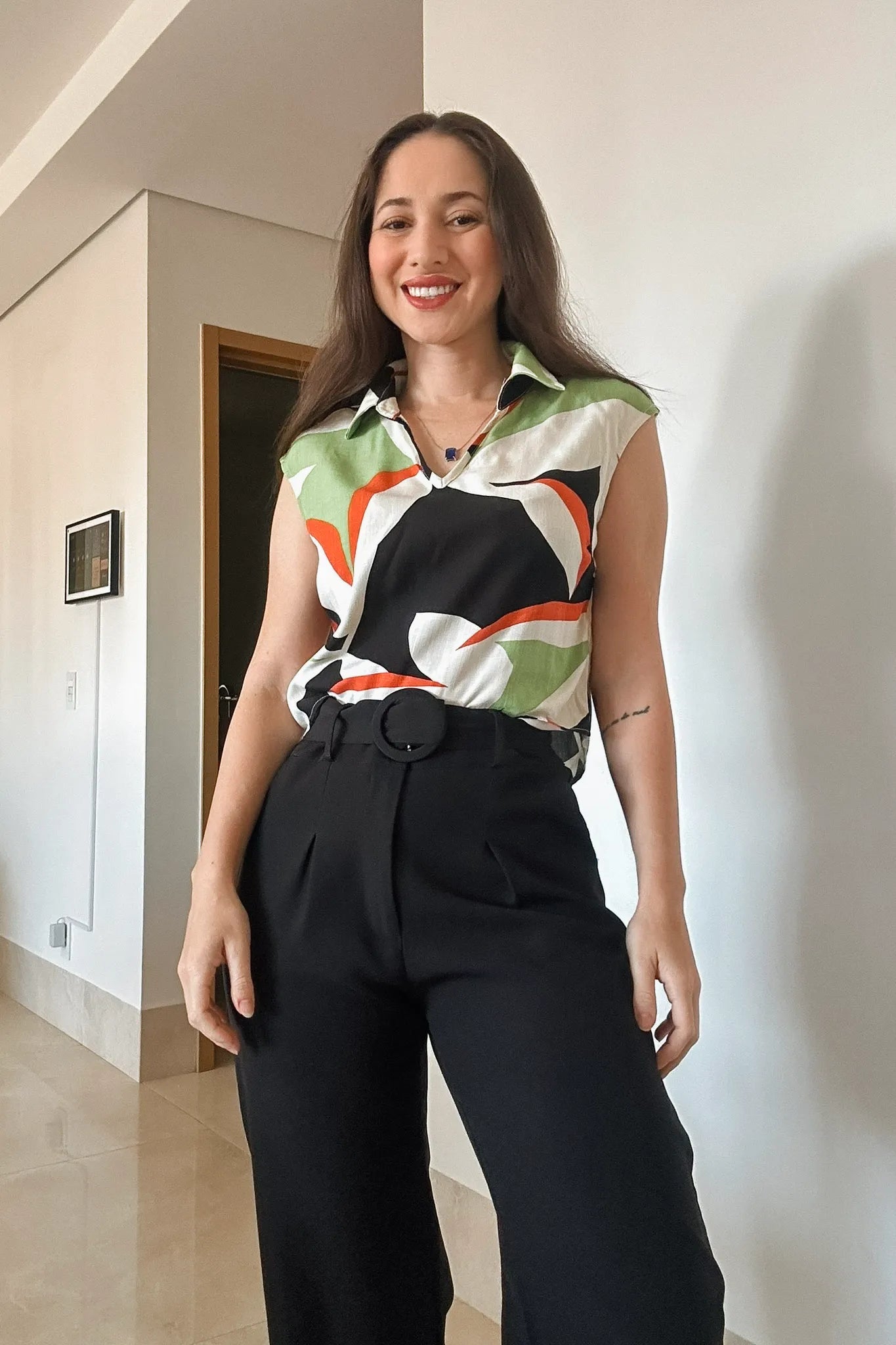 Conjunto: Blusa Regata Viscose Detalhe Gola Anne Estampada Preta + Calça Corte Reto Detalhe Cinto Priscila Preta