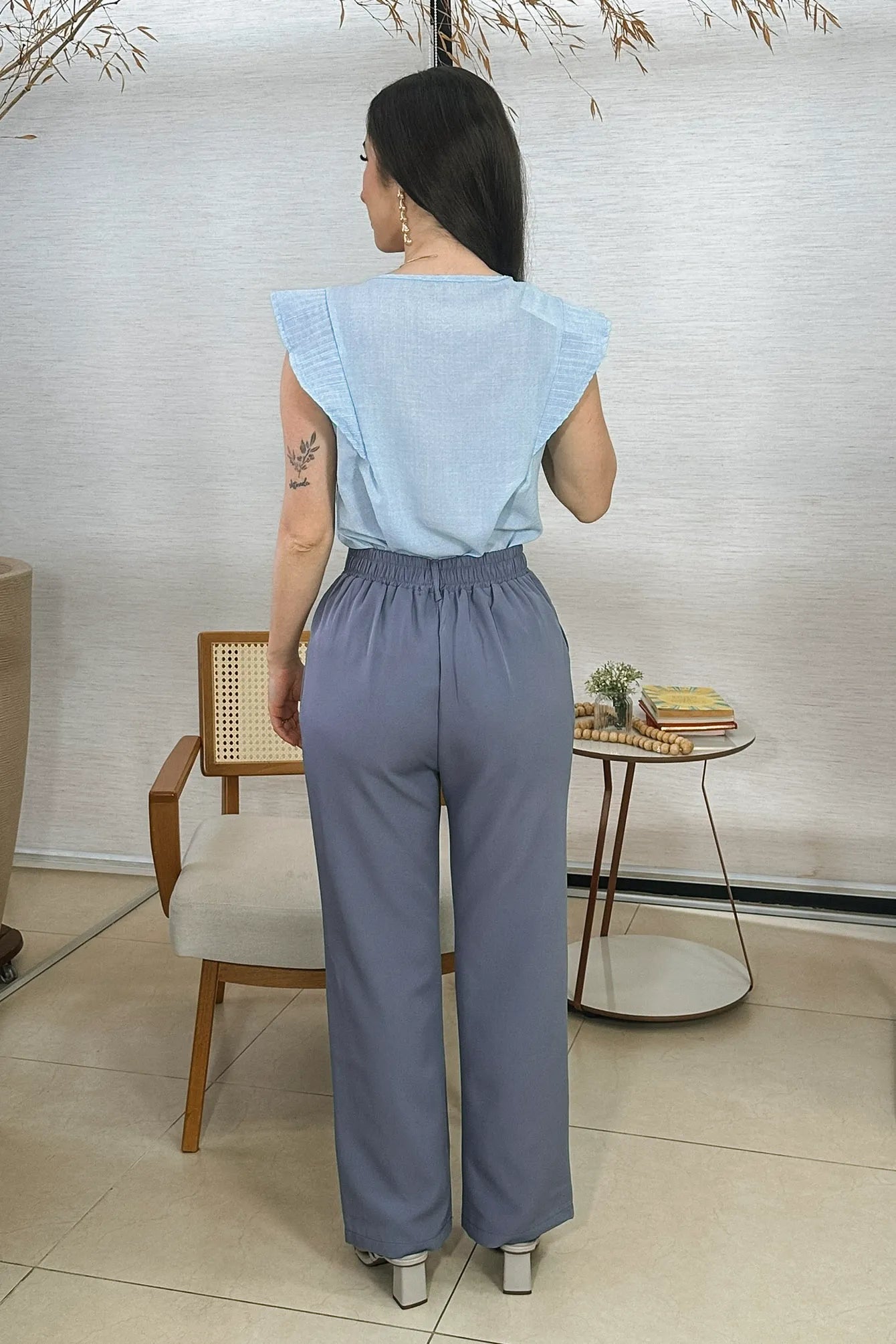 Conjunto: Blusa Regata Detalhe Babado Visco Essenza Maísa Azul + Calça Pantalona Crepe Milano Detalhe Botão Encapado Elena Azul