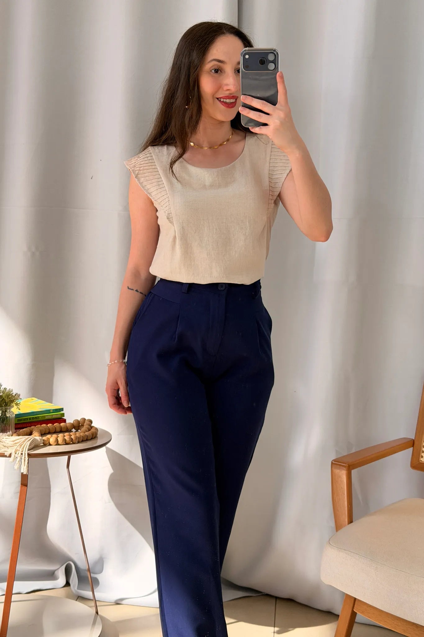 Conjunto: Blusa Regata Detalhe Babado Maísa Visco Essenza Bege + Calça Corte Reto Alfaiataria Detalhe Bolso Adriana Esteves Azul Marinho