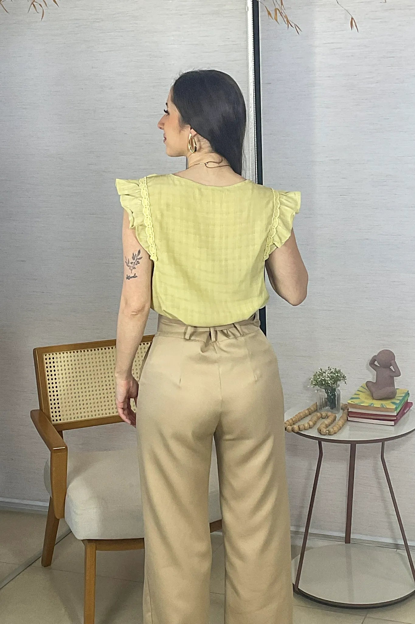 Conjunto: Blusa Detalhe Bordado Manga Soft Cotton Selena Verde Lima + Calça Corte Reto Detalhe Cinto Priscila Azul Marinho