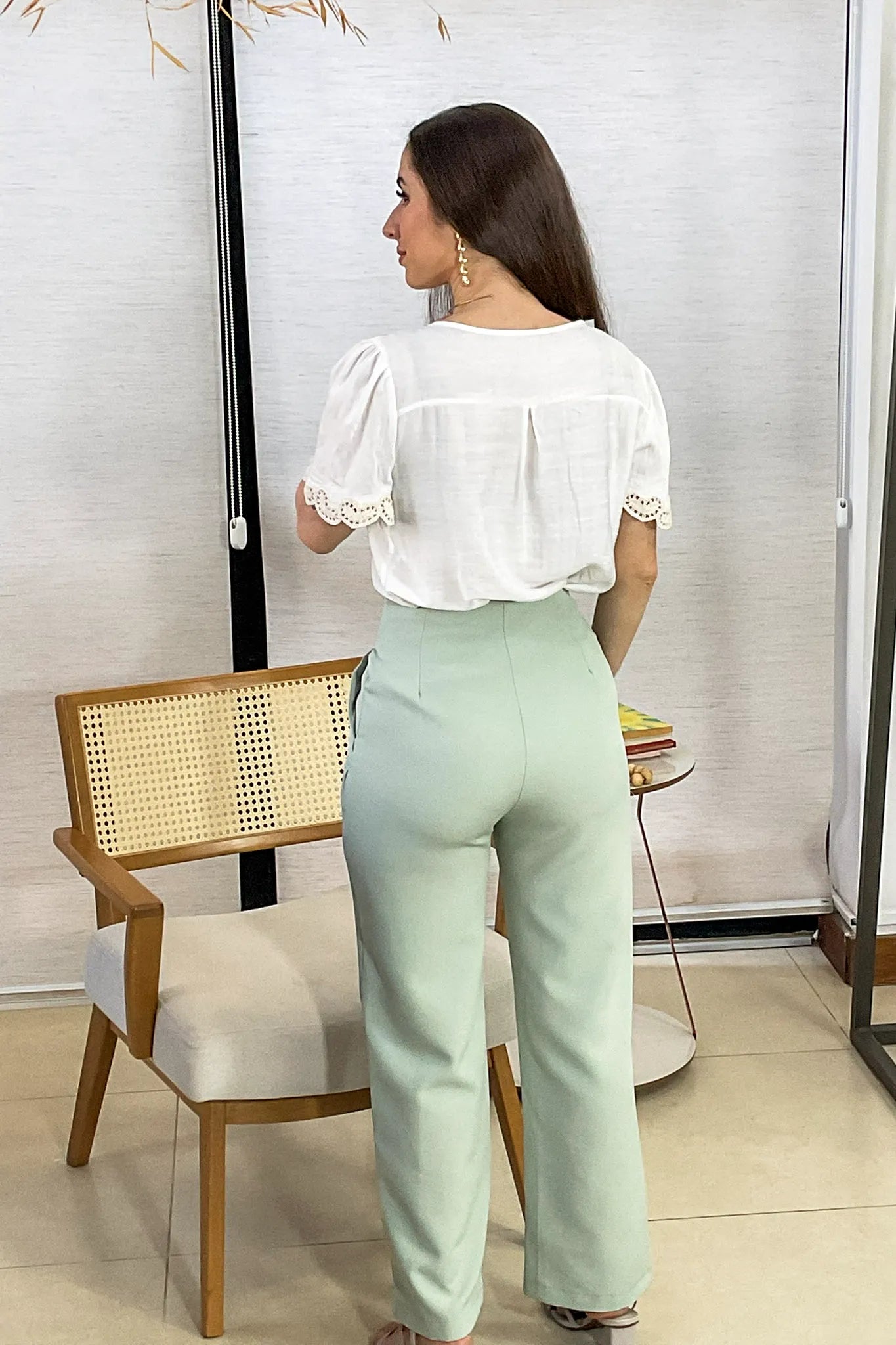 Conjunto: Blusa Manga Curta Detalhe Decote “V” Visco Essenza Elen Branca + Calça Corte Reto Alfaiataria Detalhe Cós Eloísa Verde