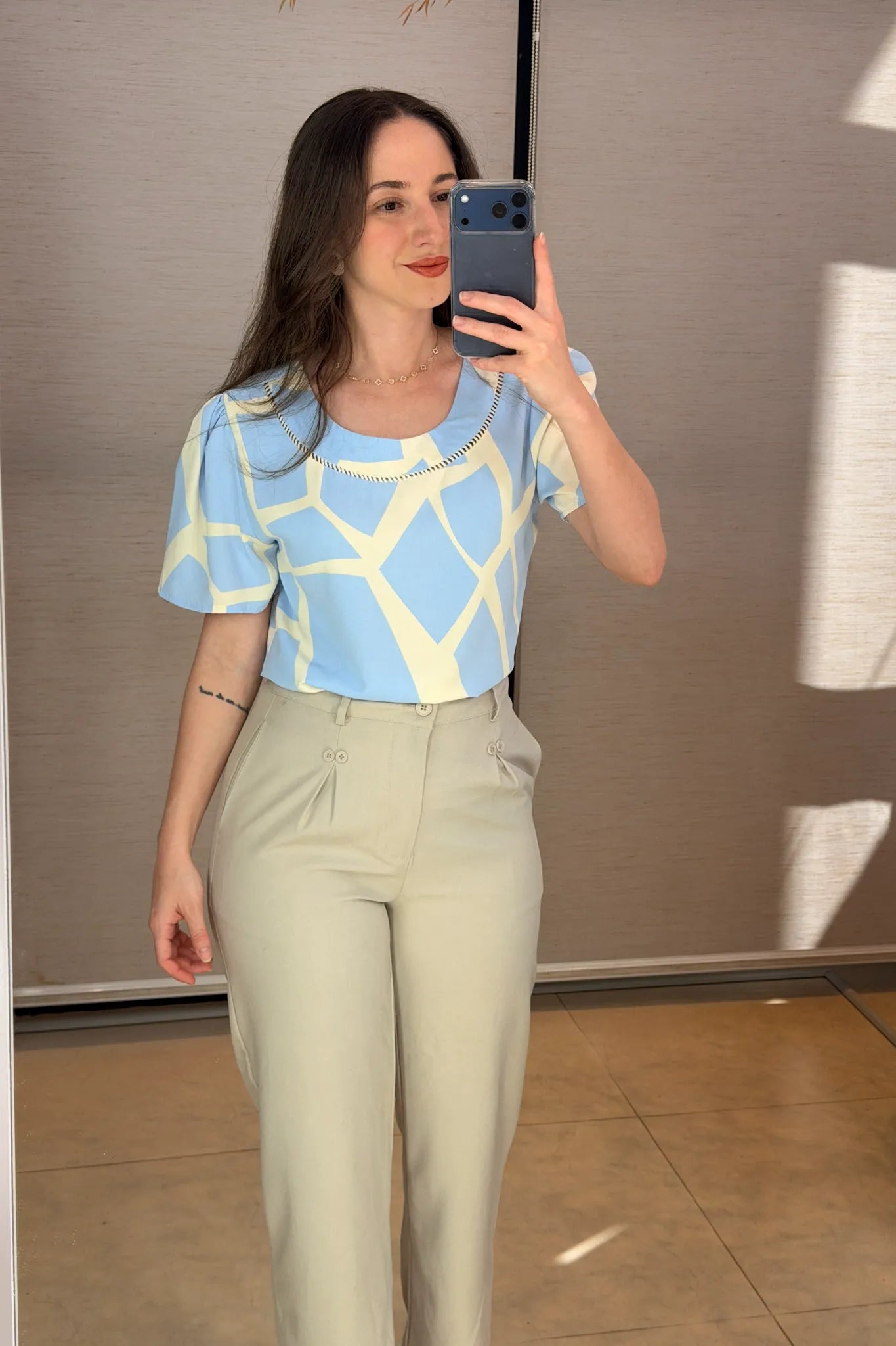 Conjunto: Blusa Manga Curta Estampa Geométrica Crepe Classic Rosana Azul + Calça Pantalona Detalhe Botões Crepe Alfaiataria Larissa Cinza