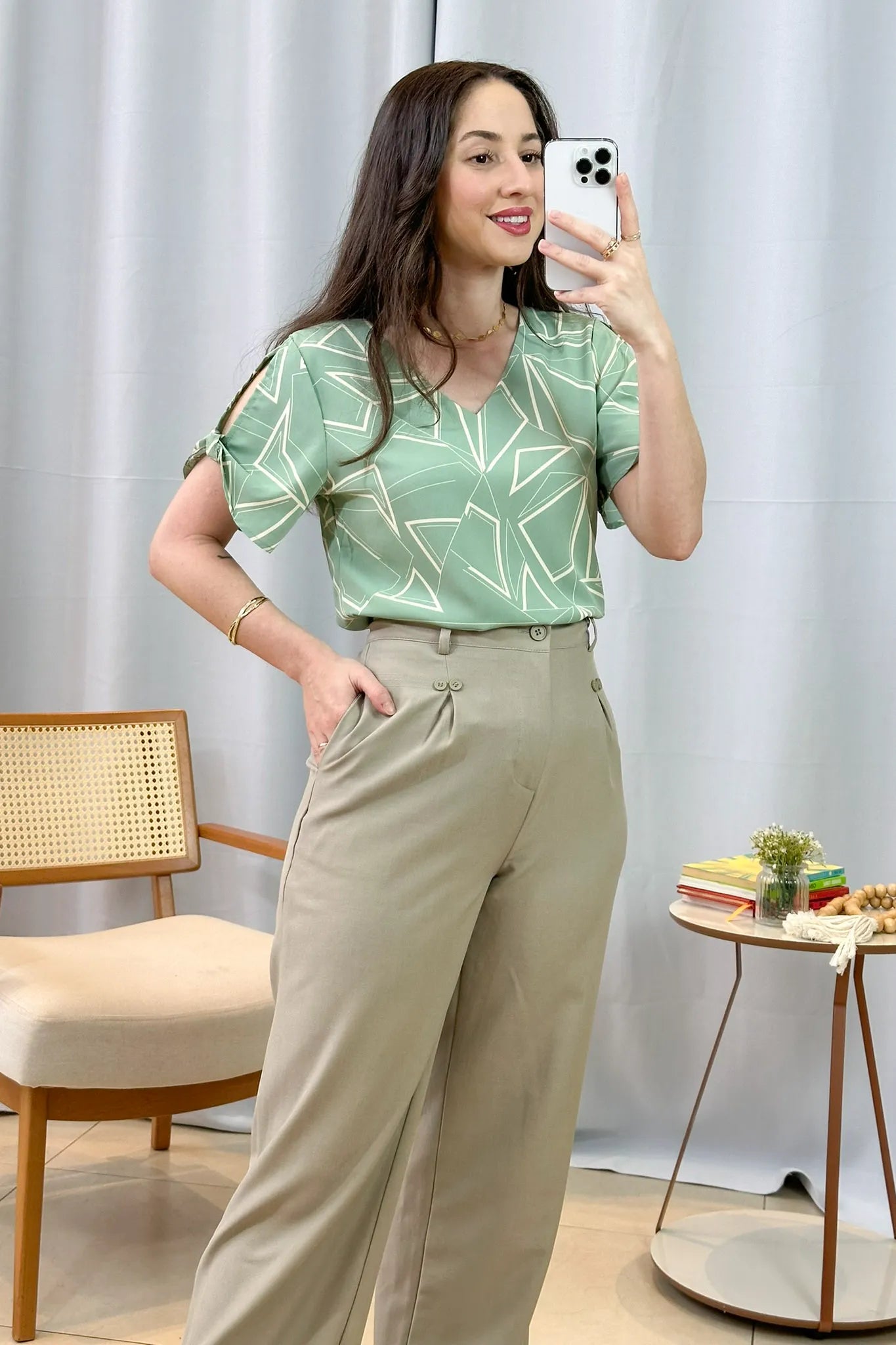 Conjunto: Blusa Manga Curta Decote "V" Crepe Classic Margot Estampada Verde + Calça Pantalona Detalhe Botões Crepe Alfaiataria Larissa Verde