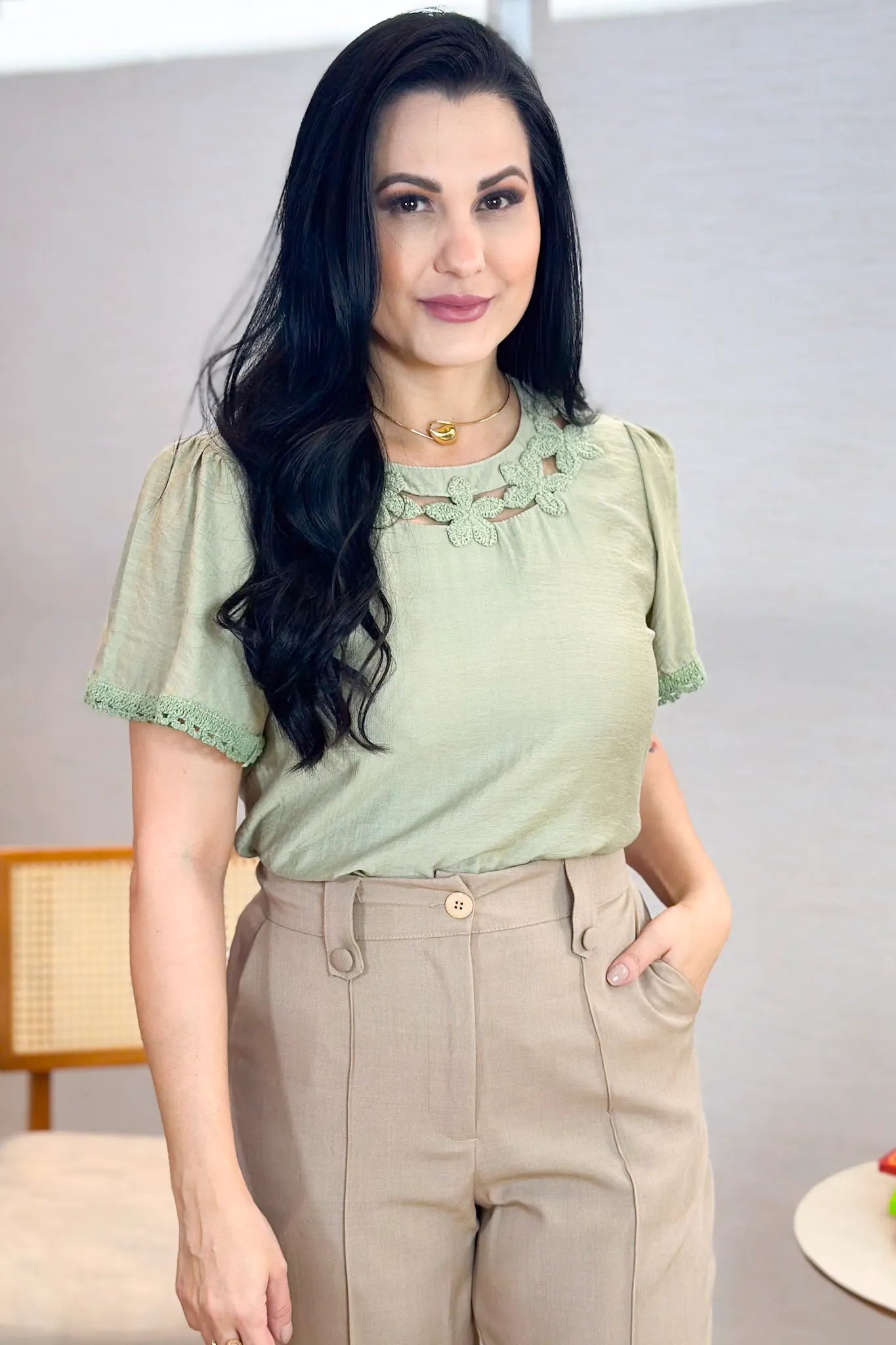 Blusa Manga Curta Visco Acetinado Detalhe Bordado Mabel Verde