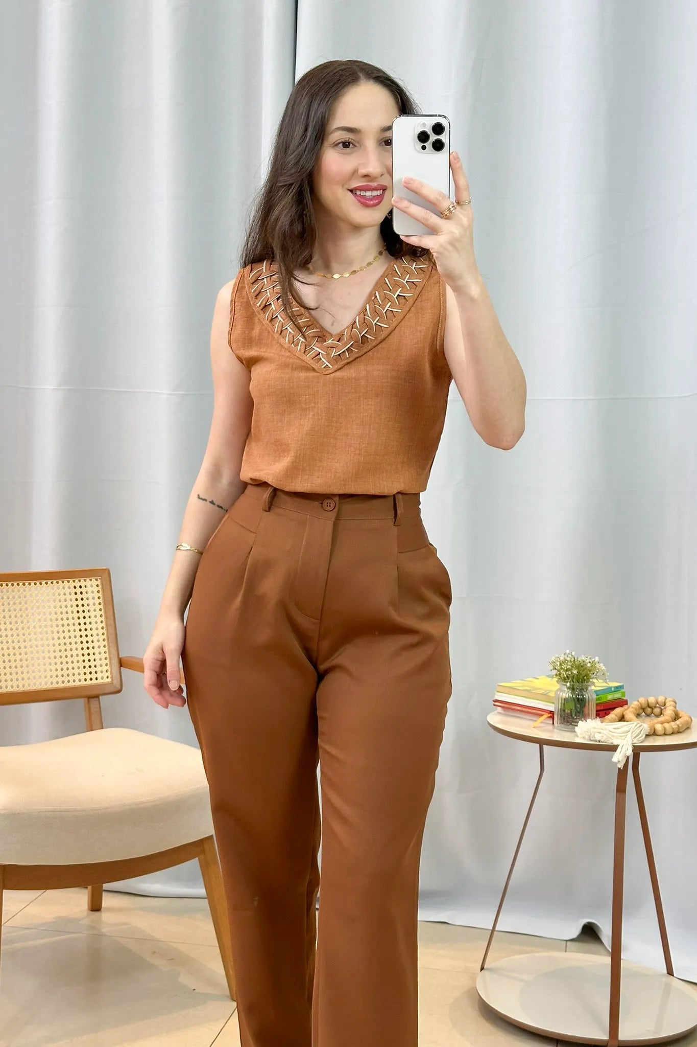 Conjunto: Blusa Regata Decote "V" Detalhe Trançado Em Visco Soft Liliane Marrom + Calça Corte Reto Alfaiataria Detalhe Bolso Adriana Esteves Marrom