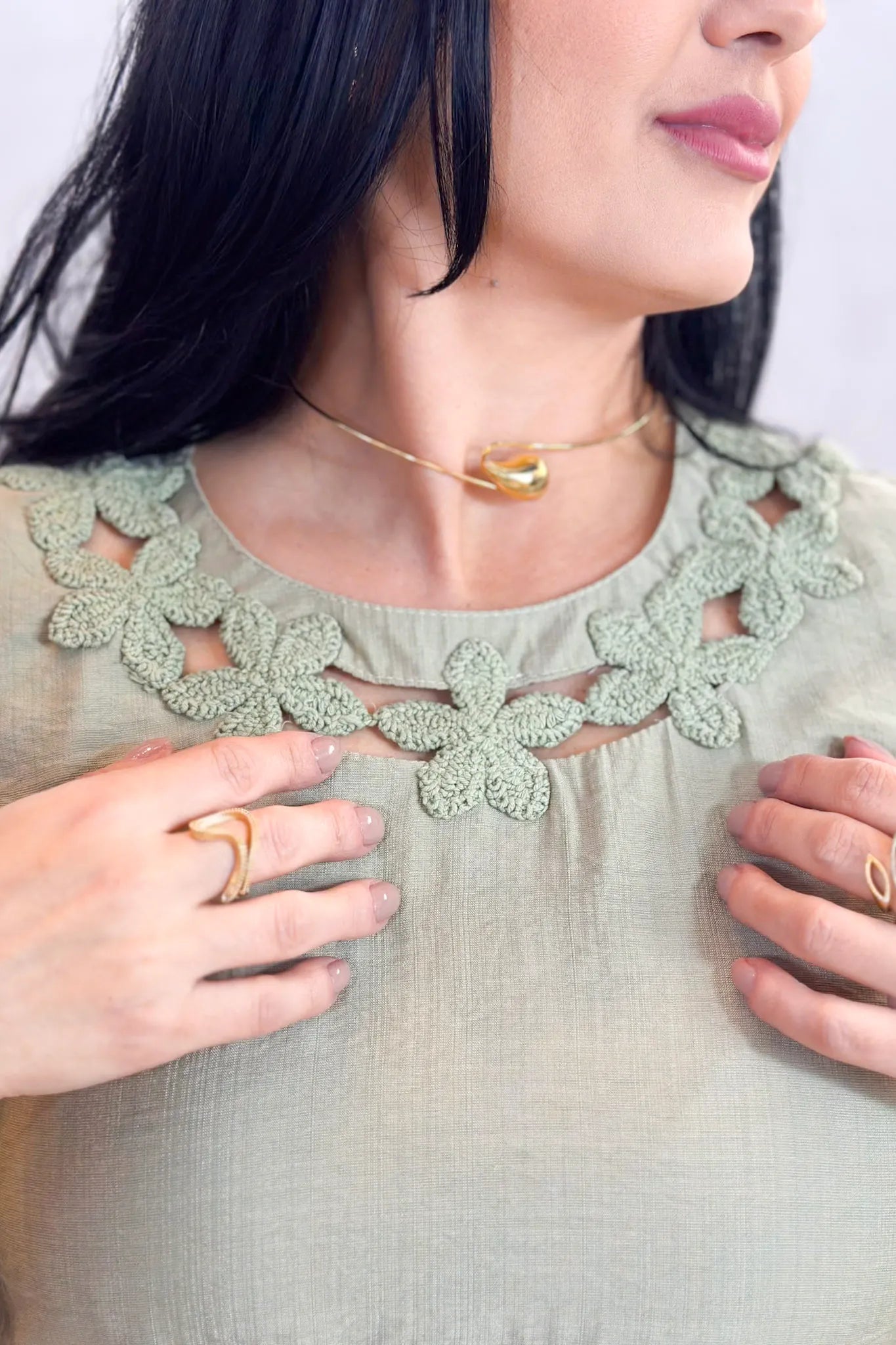 Blusa Manga Curta Visco Acetinado Detalhe Bordado Mabel Verde