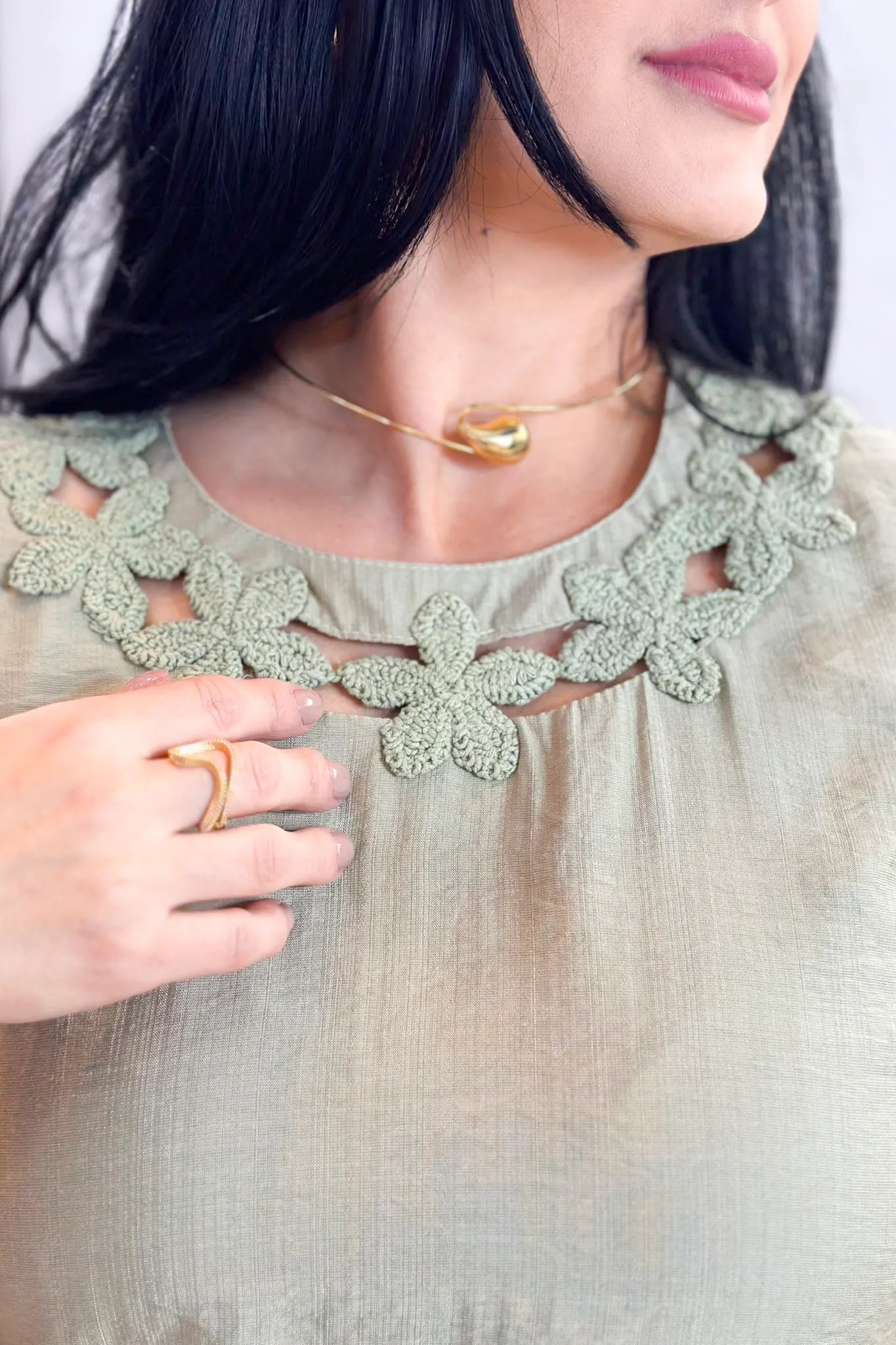 Blusa Manga Curta Visco Acetinado Detalhe Bordado Mabel Verde