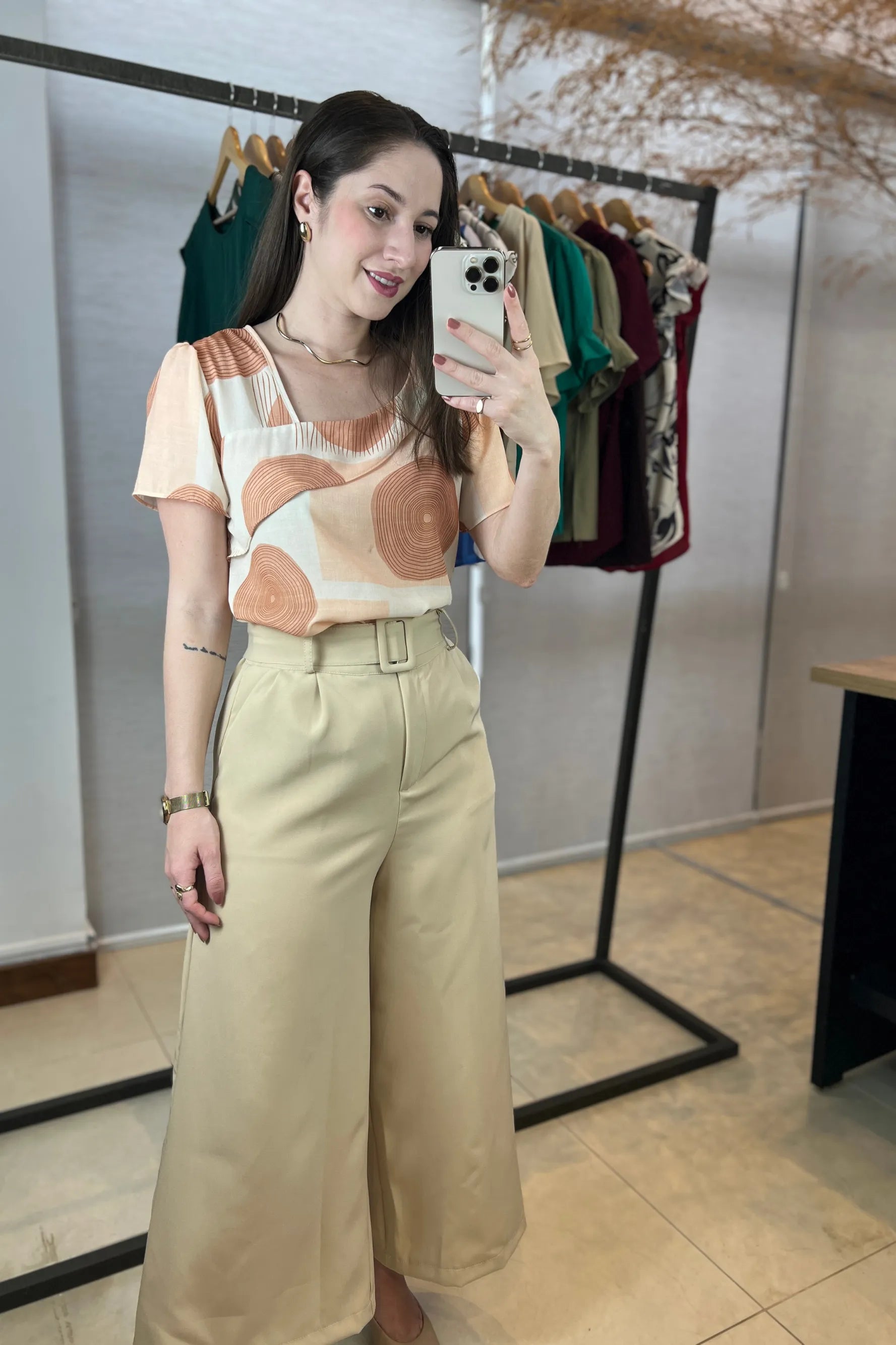 Conjunto: Blusa Manga Curta Tendência Crepe Detalhe Colo Glória Pires Estampada Bege + Calça Pantacourt Em Alfaiataria Rayssa Bege