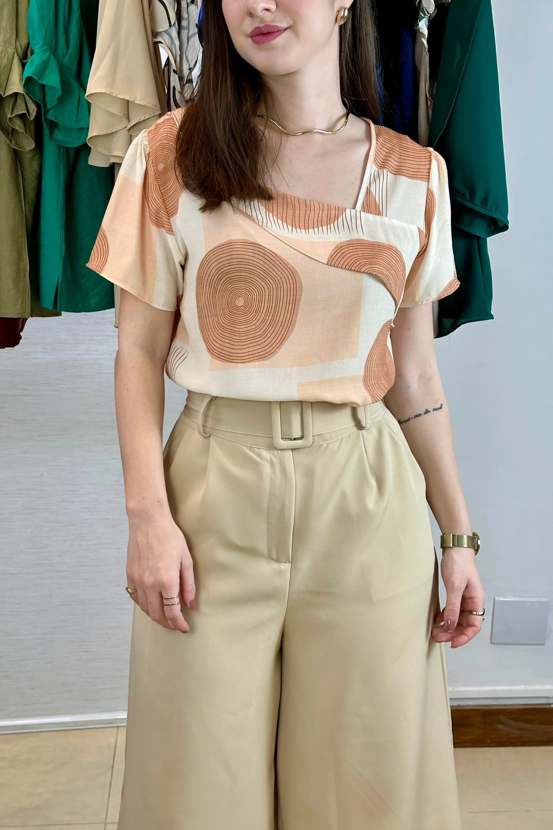 Conjunto: Blusa Manga Curta Tendência Crepe Detalhe Colo Glória Pires Estampada Bege + Calça Pantacourt Em Alfaiataria Rayssa Bege