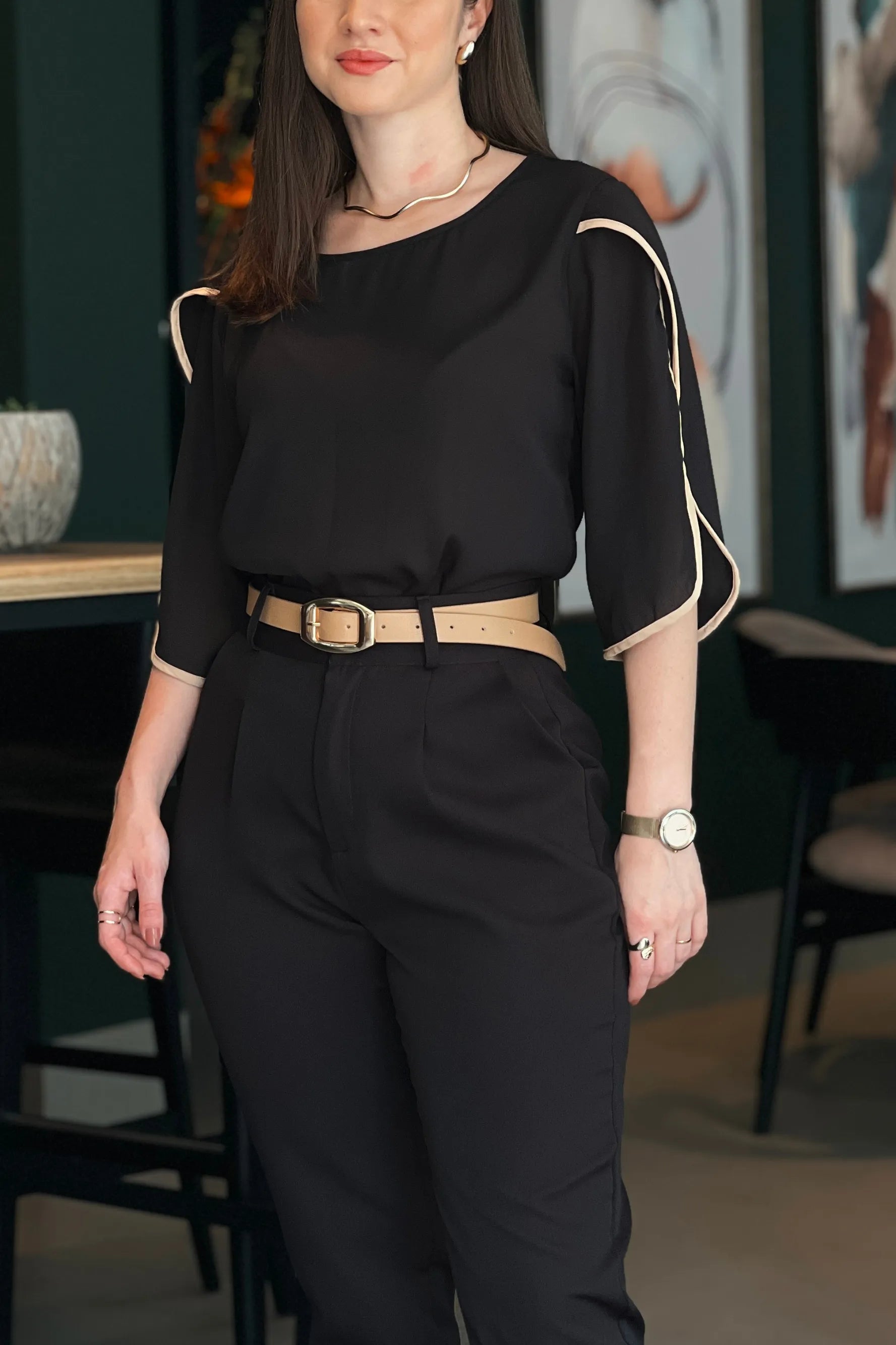 Conjunto: Blusa Lisa Abertura Manga Virgínia Preta + Calça Cinto Encapado Cenoura Preta