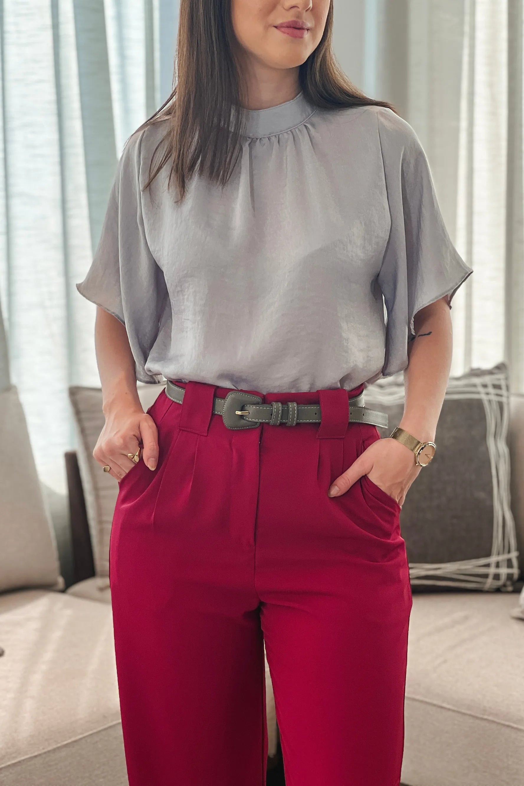 Blusa Pregas Colo Lisa Manga Flutuante Erica Cinza