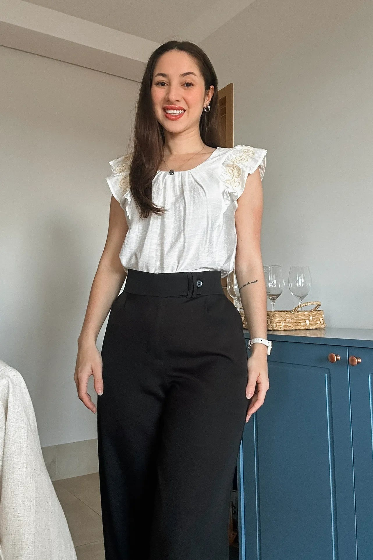 Conjunto: Blusa Regata em Visco Natural Detalhe Bordado Ombro Lilian Branca + Calça Pantalona Alfaiataria Mariane Preta