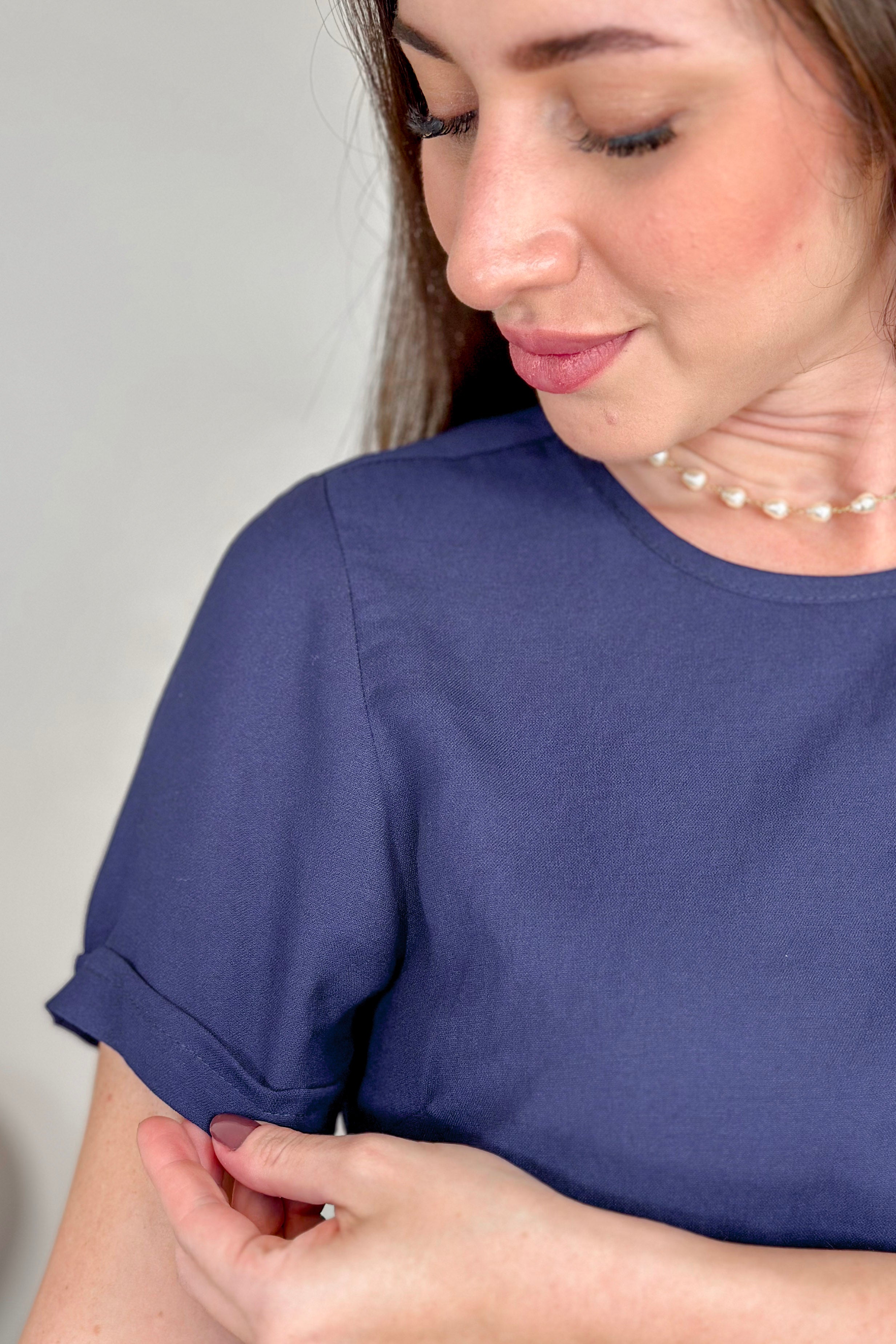 Blusa Manga Curta Em Visco Soft Recorte Costa Detalhe Ondulado Julieta Azul Marinho