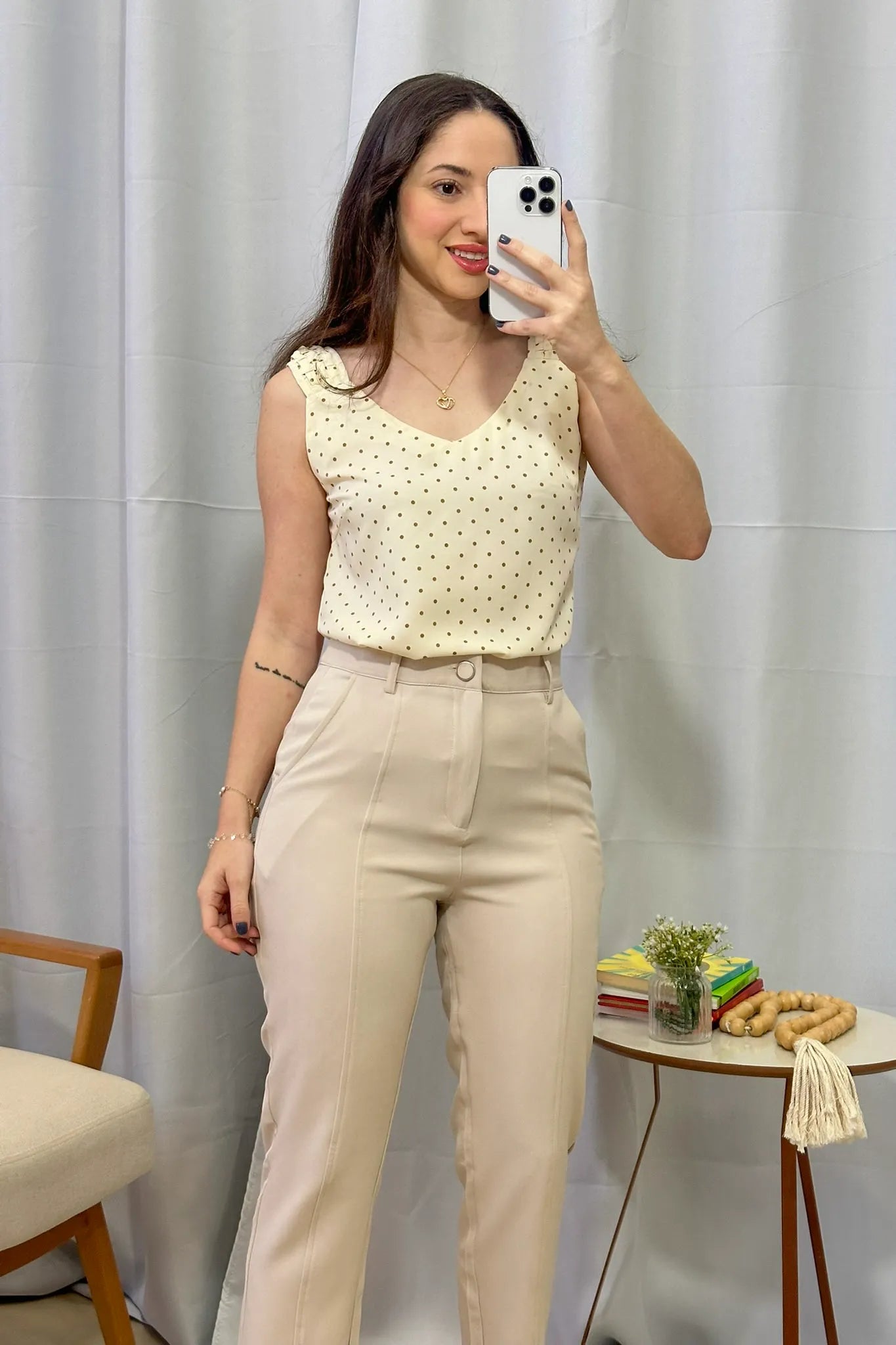 Conjunto: Blusa Regata Detalhe Alça Estampada Poá Crepe Classic Isabel Creme + Calça Corte Reto Detalhe Friso Crepe Milano Eliana Bezerra Creme