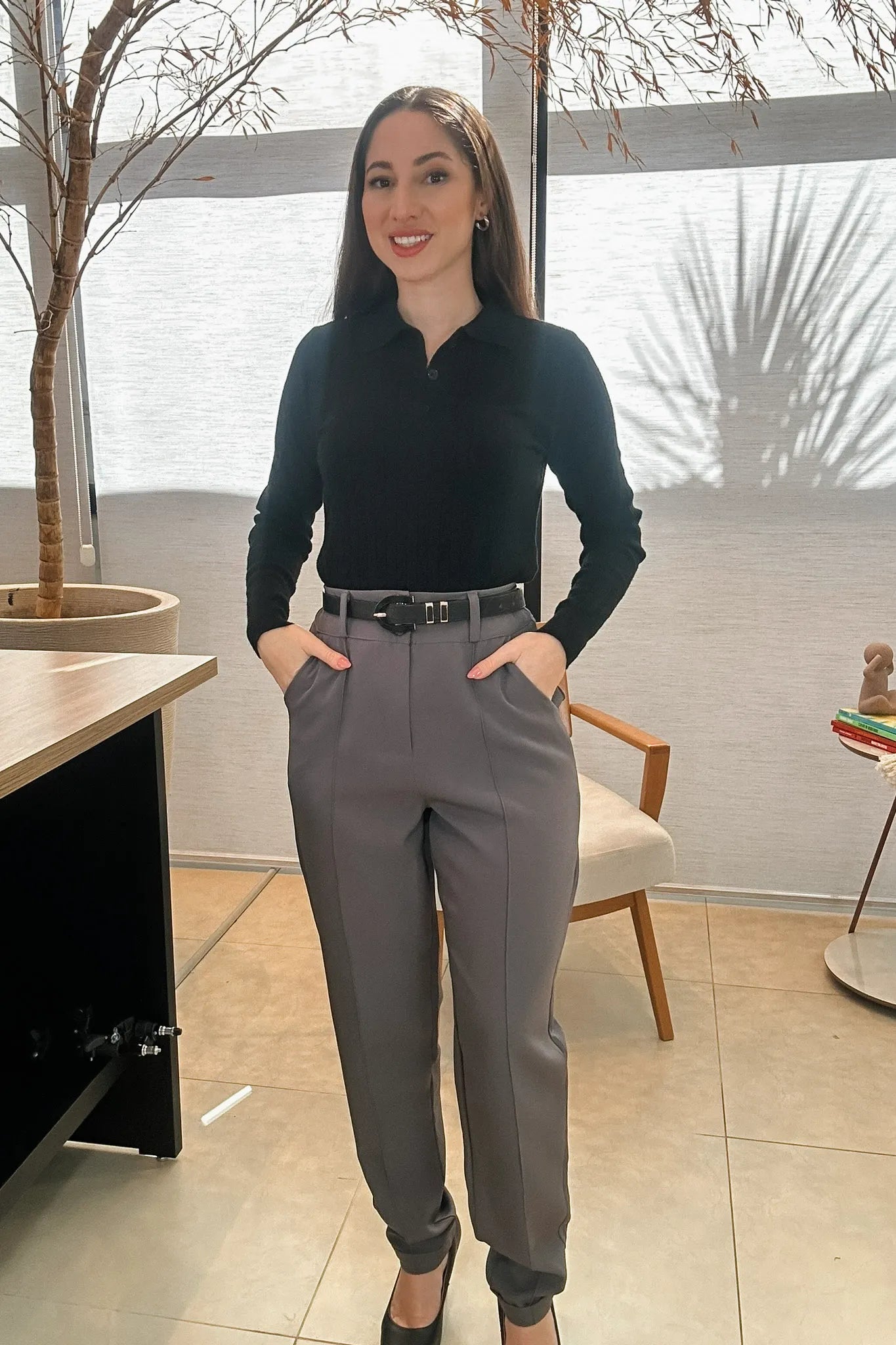 Conjunto: Blusa Manga Longa Em Tricot Antonella Preto + Calça Corte Reto Alfaiataria Botão Duplo Pietra Cinza