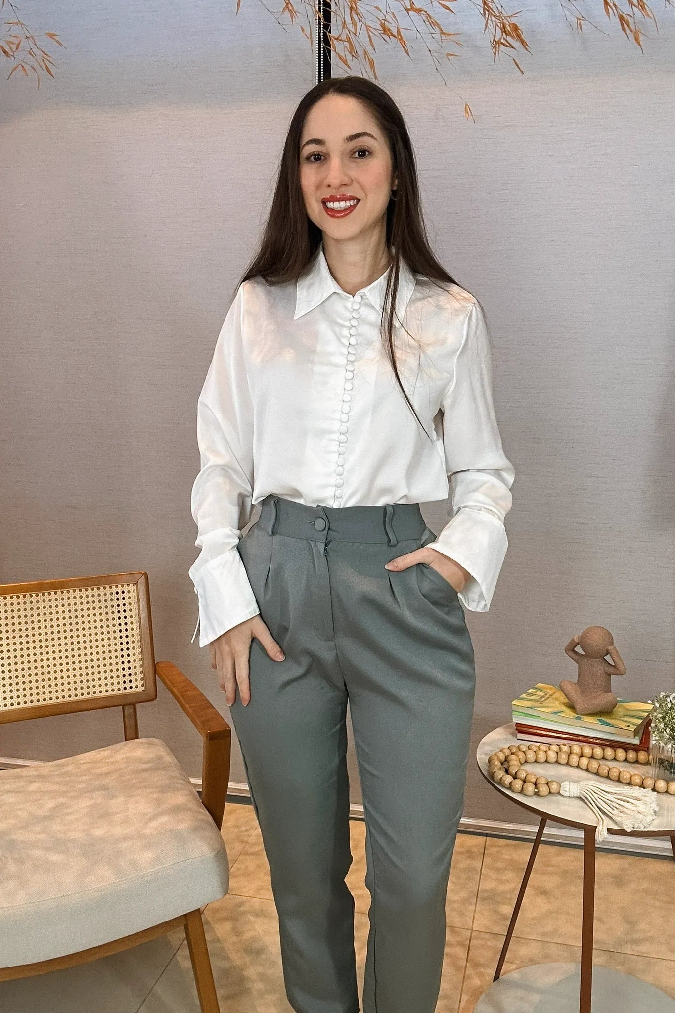 Conjunto: Camisa Manga Longa Classic Acetinado Detalhe Botões Silmara Branca + Calça Cenoura Cinto Encapado Cinza