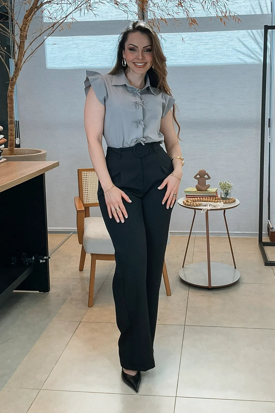 Conjunto: Camisa Manga Curta Detalhe Laço Thamires Cinza + Calça Corte Reto Detalhe Cinto Priscila Preta