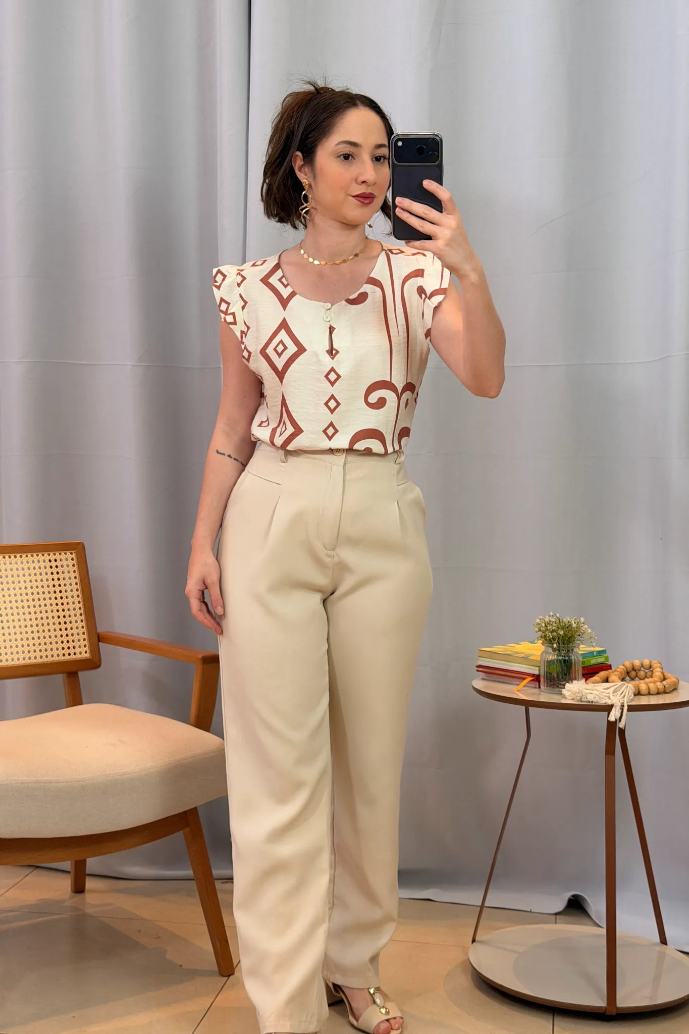 Conjunto: Blusa Regata Babados Sheila Visco Brise Estampada Terracota + Calça Corte Reto Alfaiataria Detalhe Bolso Adriana Esteves Creme