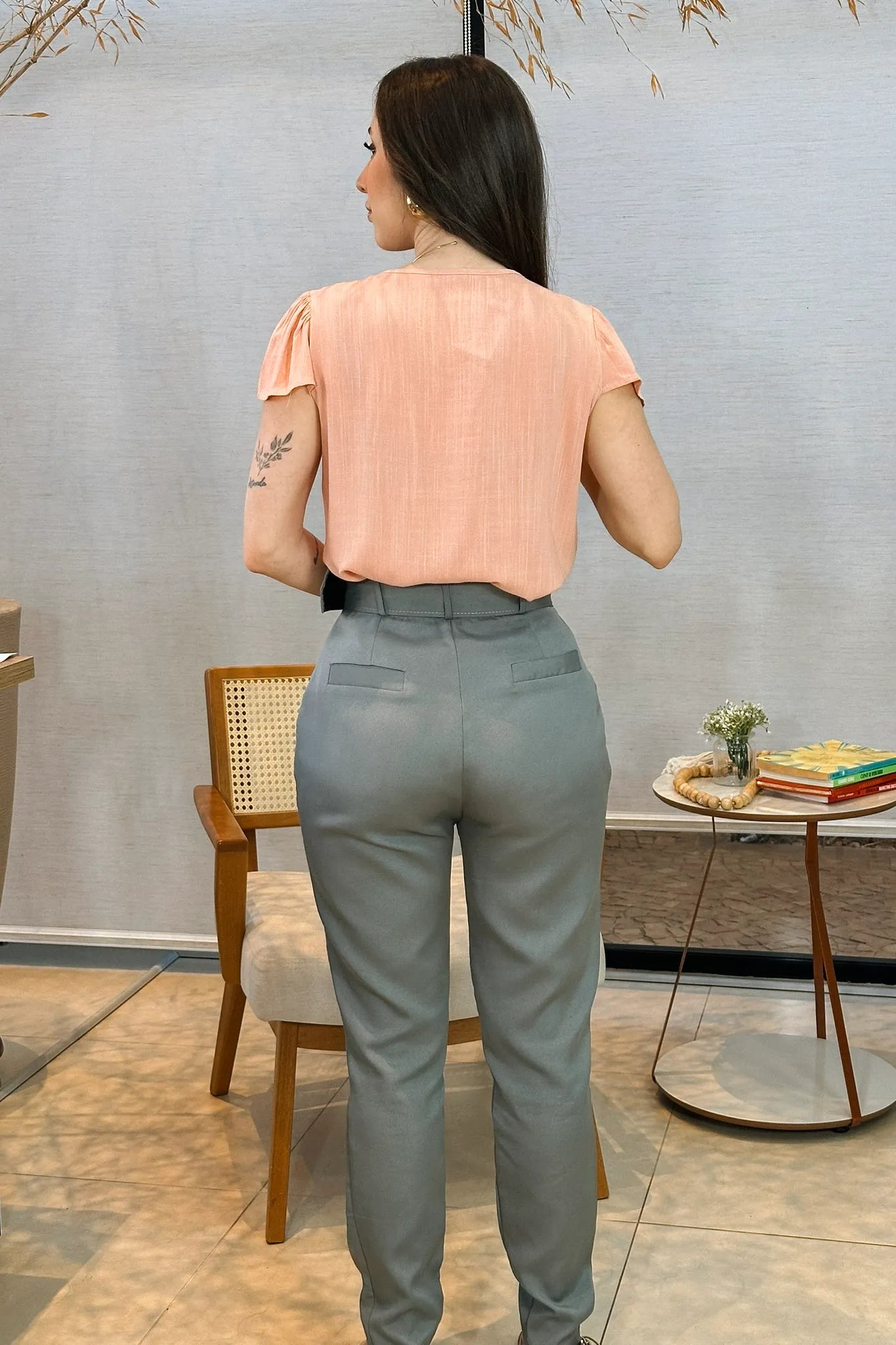 Conjunto: Blusa Manga Curta Detalhe Gola Trançada Visco-linho Leila Rosa + Calça Cenoura Cinto Encapado Cinza