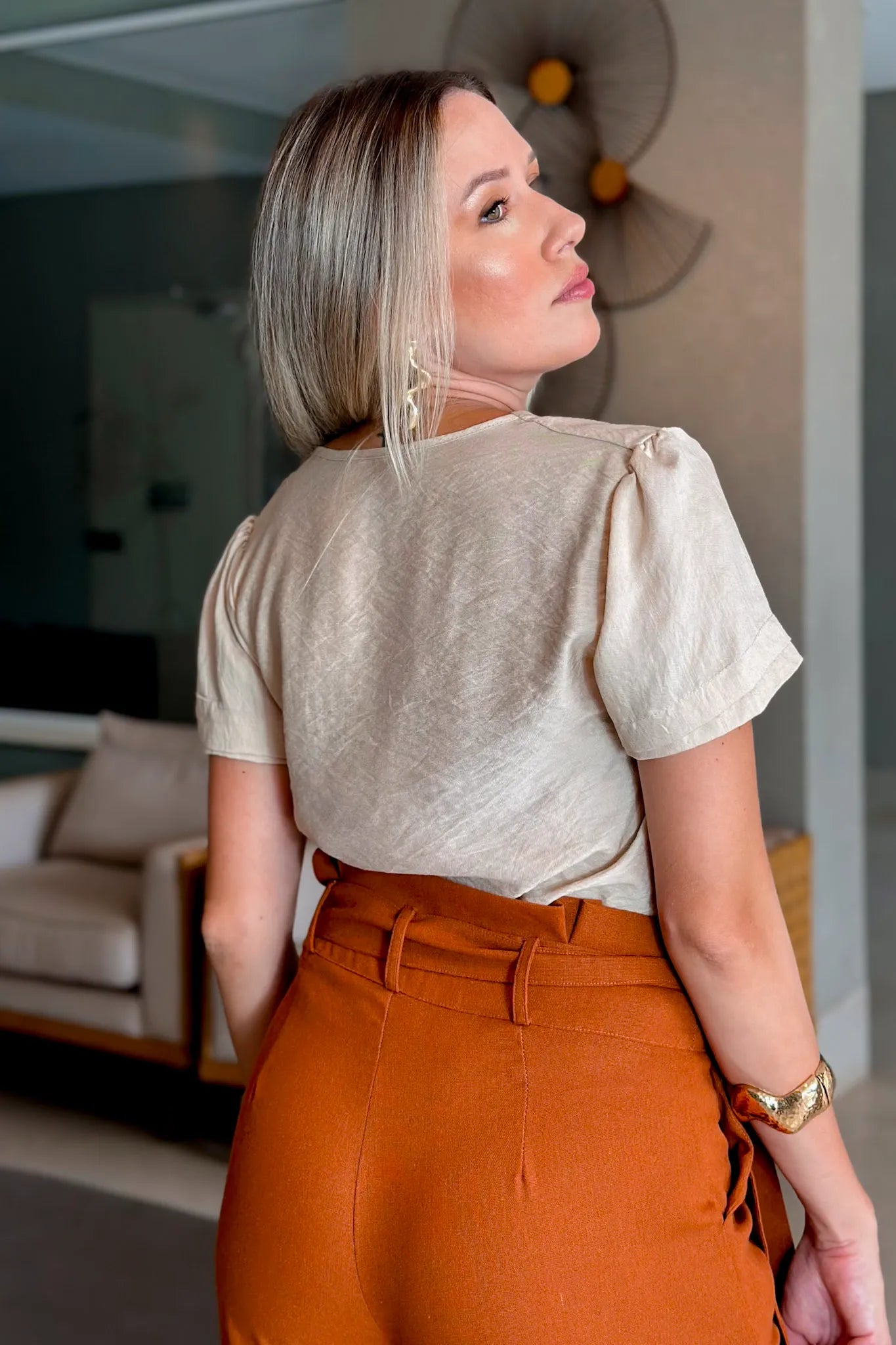 Blusa Manga Curta Decote "V" Graziela Bege