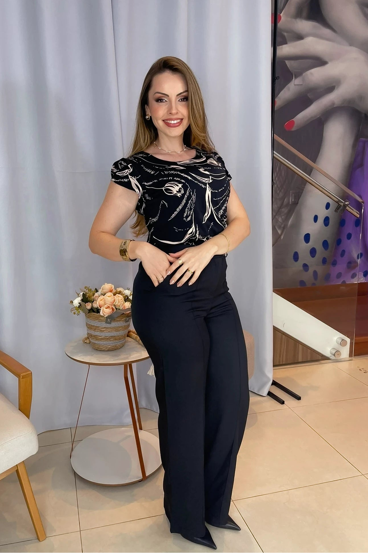 Conjunto: Blusa Manga Curta Transpassada Estampada em Crepe Classic Simone Preta + Calça Corte Reto Cotton Alfaiataria Lisse Detalhe em Friso Ariane Preta