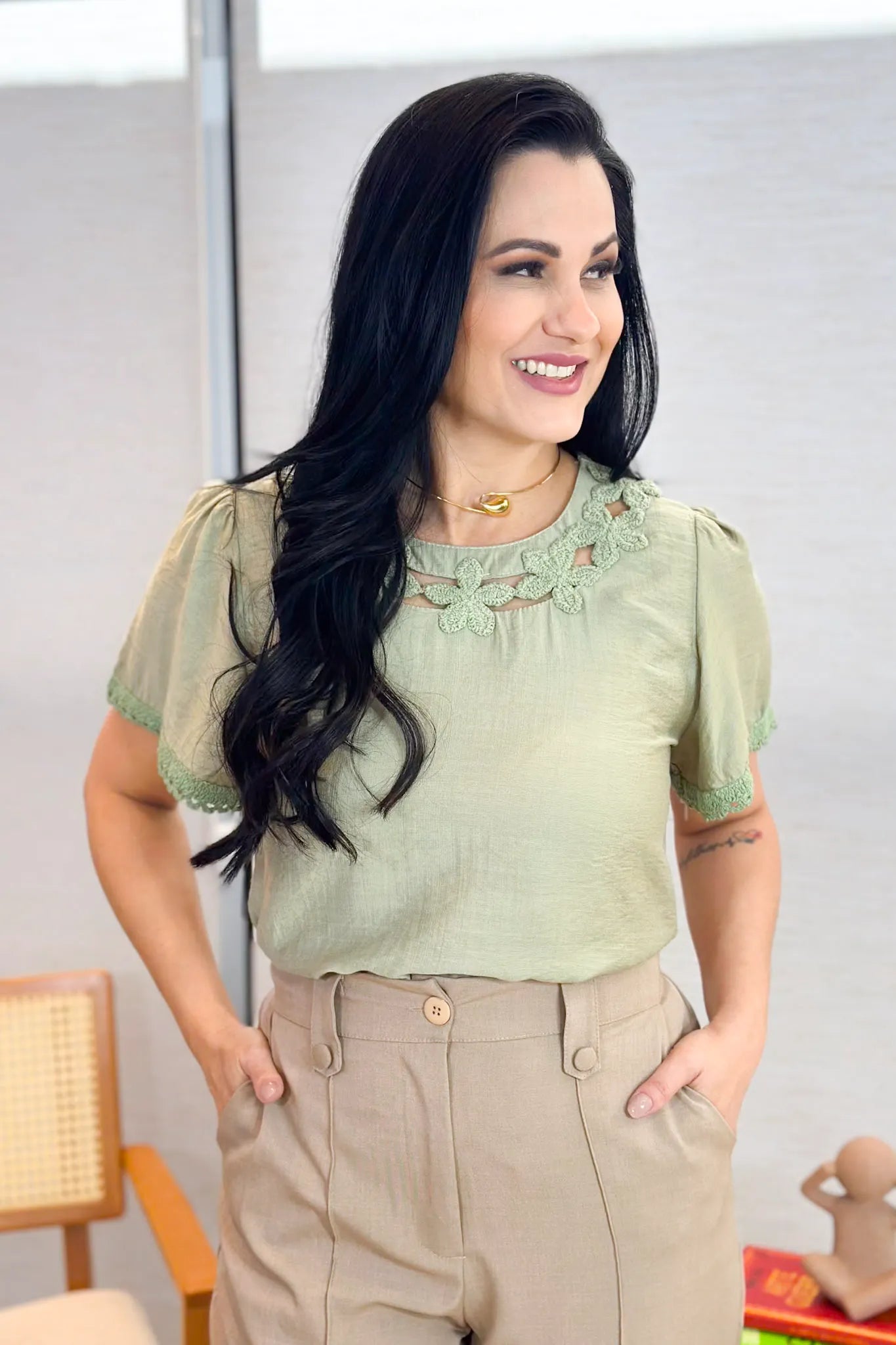 Blusa Manga Curta Visco Acetinado Detalhe Bordado Mabel Verde