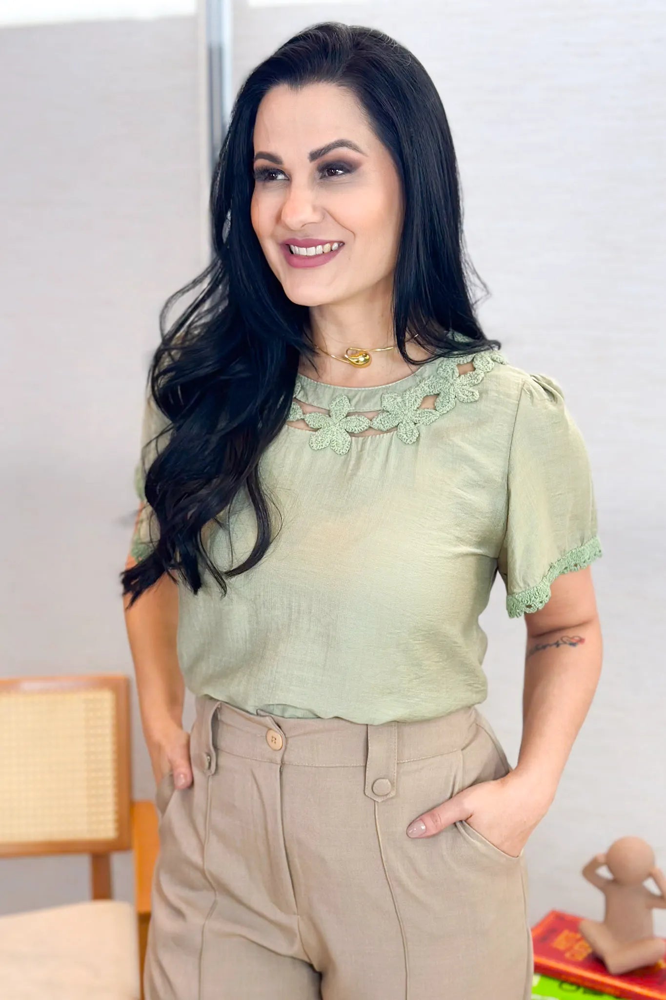 Blusa Manga Curta Visco Acetinado Detalhe Bordado Mabel Verde