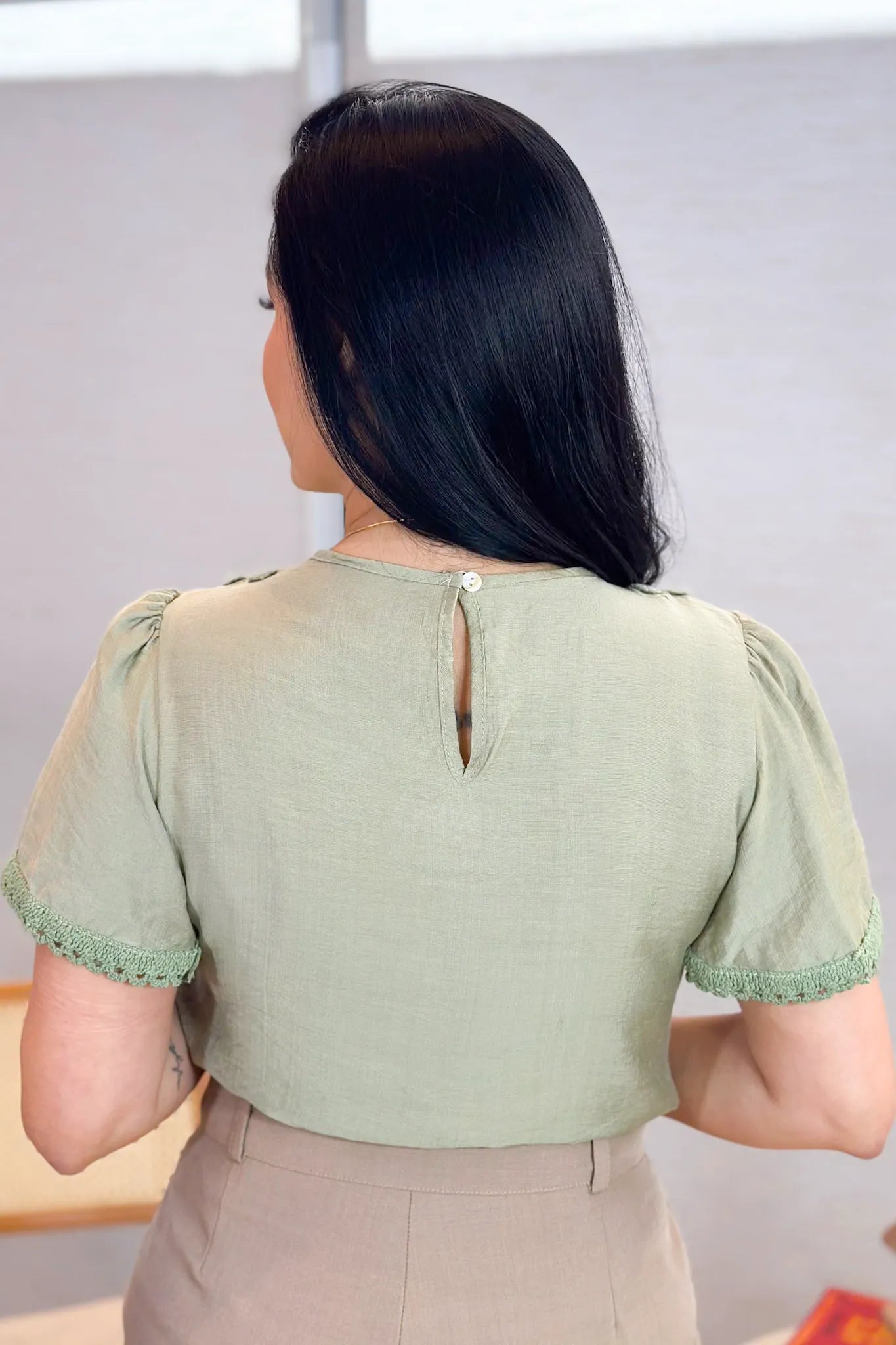 Blusa Manga Curta Visco Acetinado Detalhe Bordado Mabel Verde