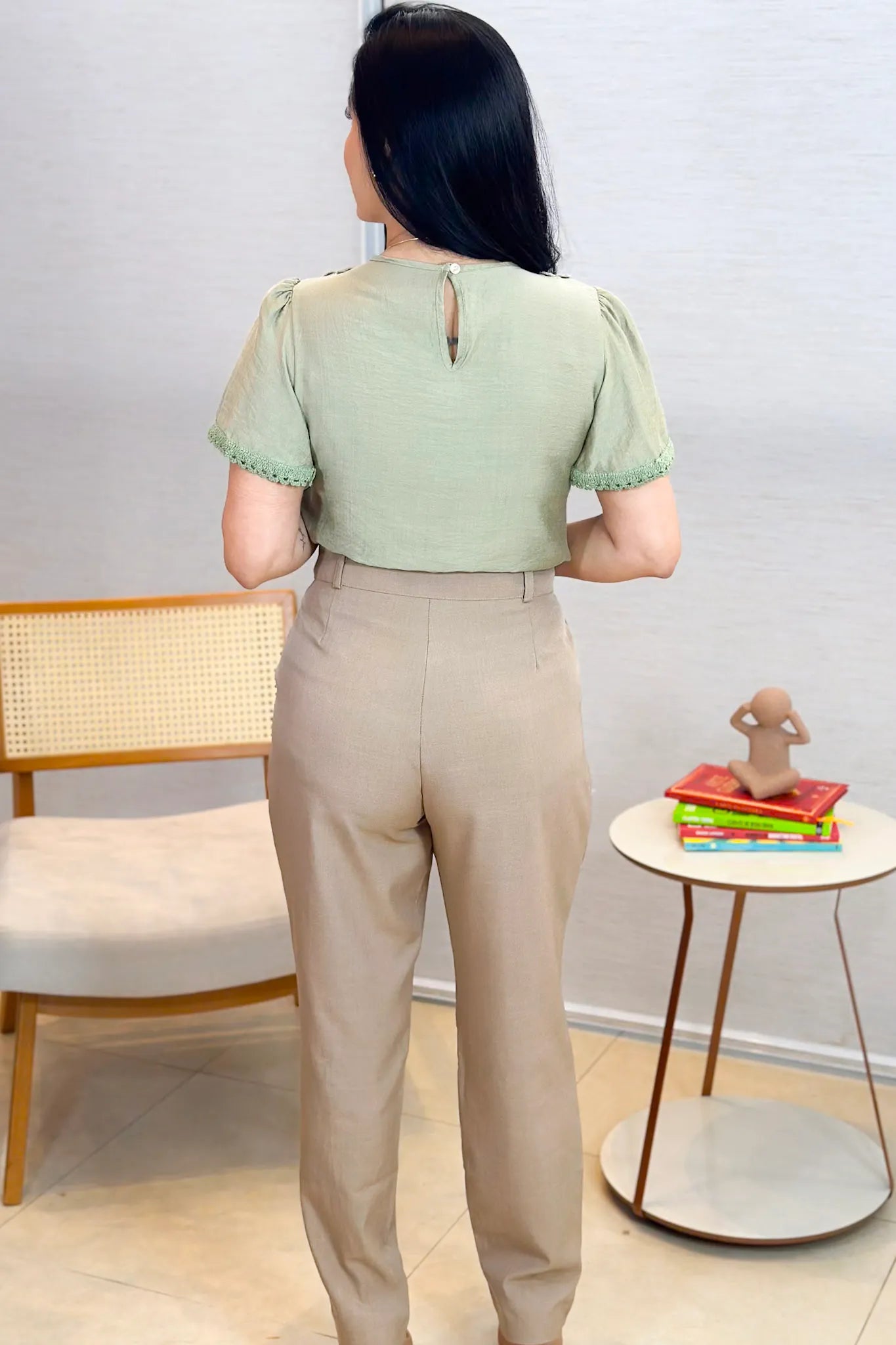 Blusa Manga Curta Visco Acetinado Detalhe Bordado Mabel Verde