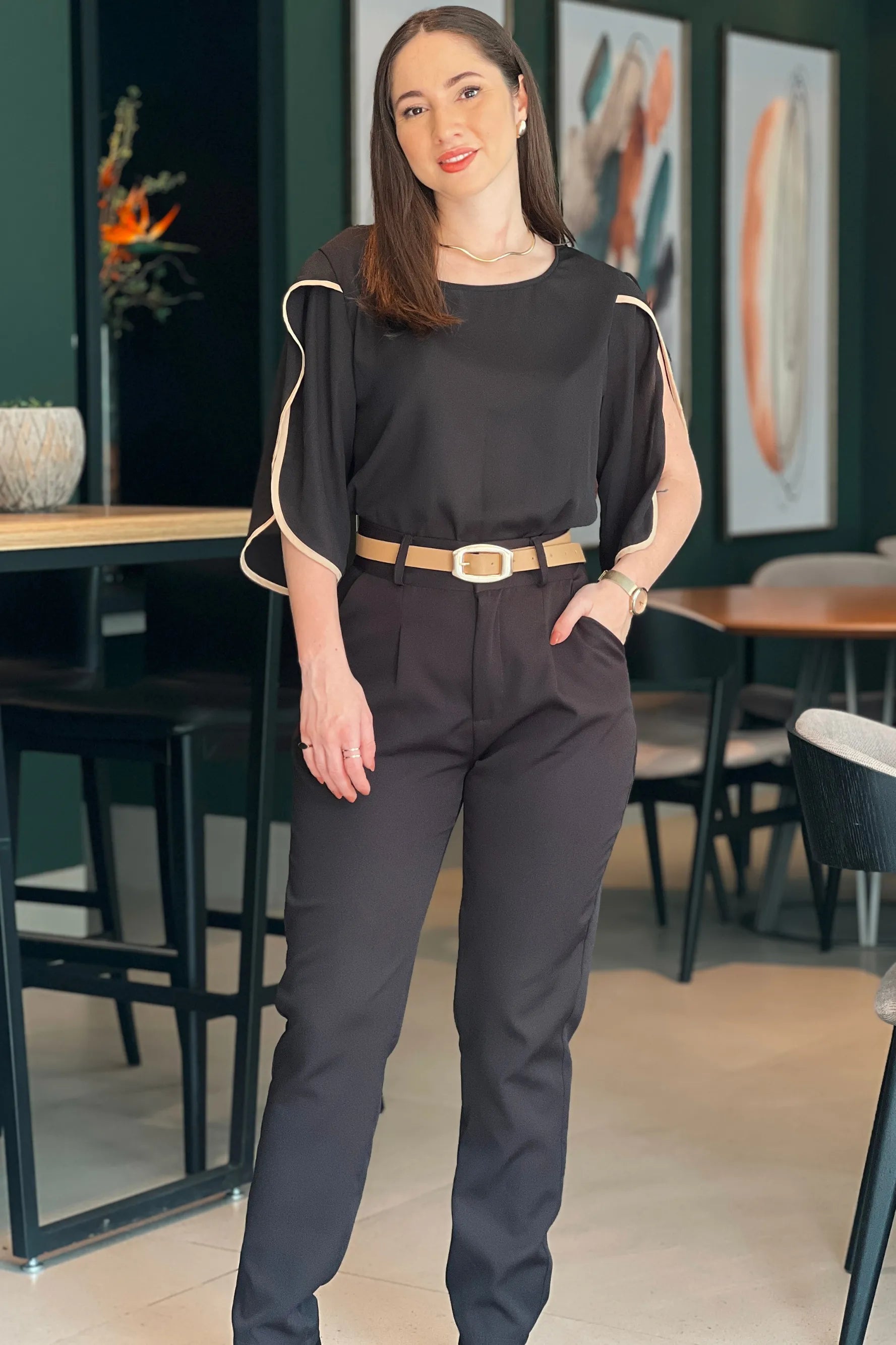 Conjunto: Blusa Lisa Abertura Manga Virgínia Preta + Calça Cinto Encapado Cenoura Preta