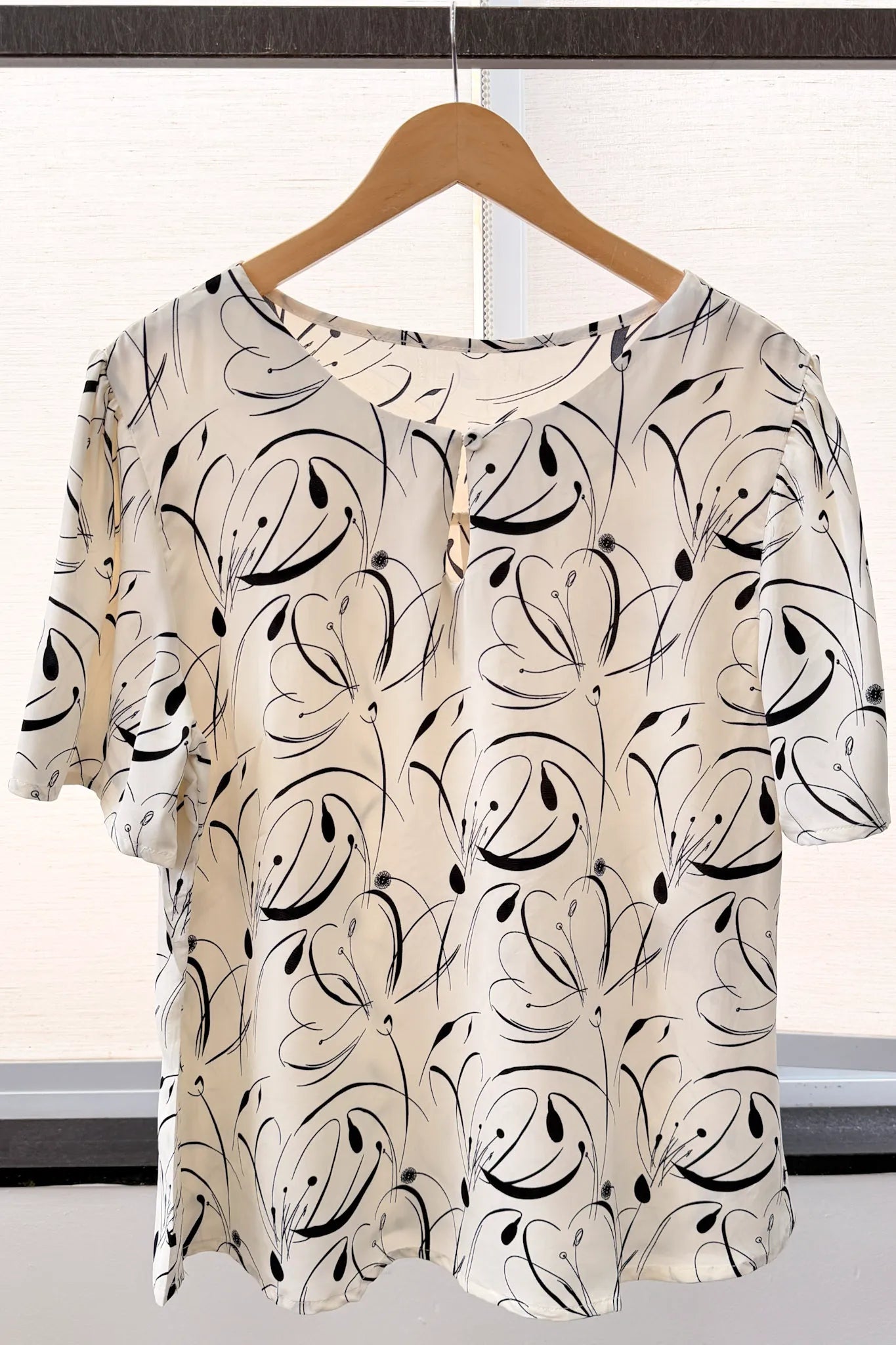 Blusa Manga Curta Transpassada Celina Estampada Preta