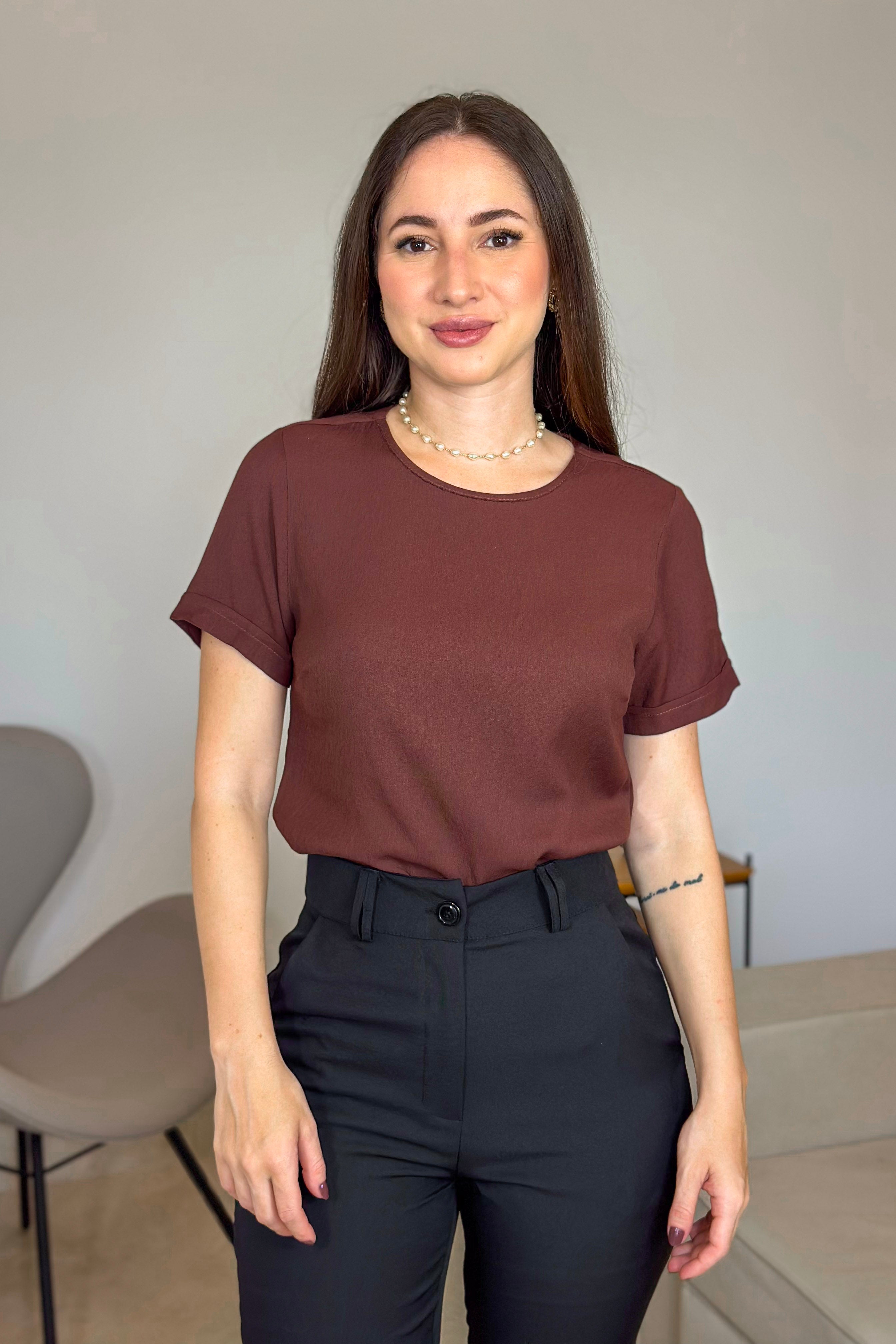 Blusa Manga Curta Em Visco Soft Recorte Costa Detalhe Ondulado Julieta Marrom