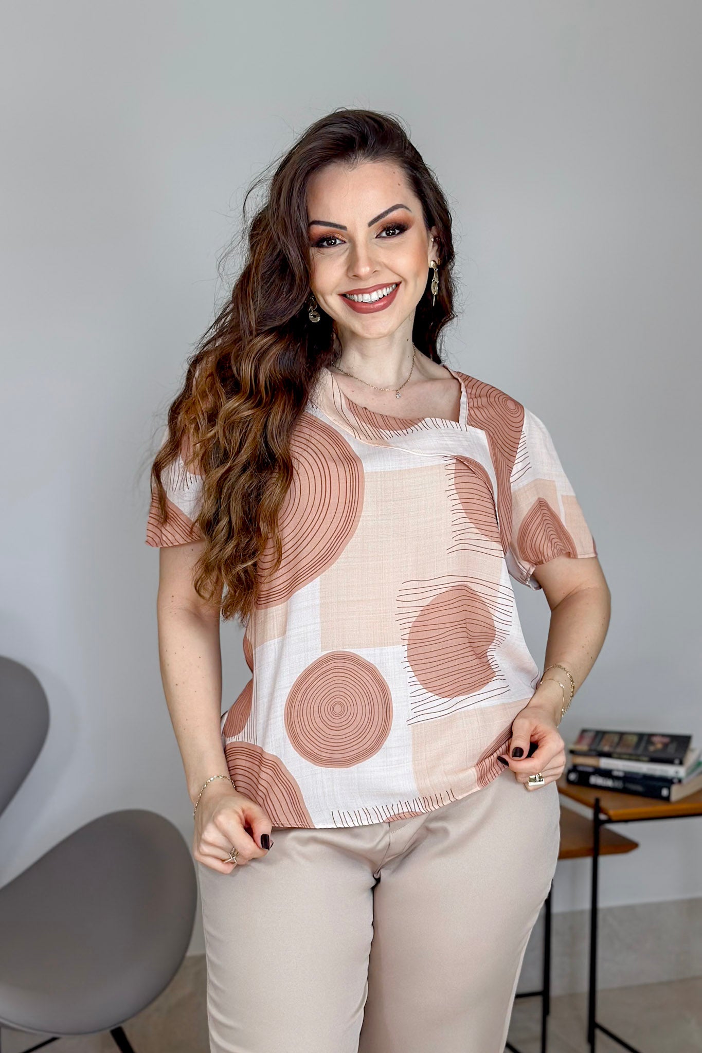 Blusa Manga Curta Tendência Crepe Detalhe Colo Glória Pires Estampada Bege - imporium