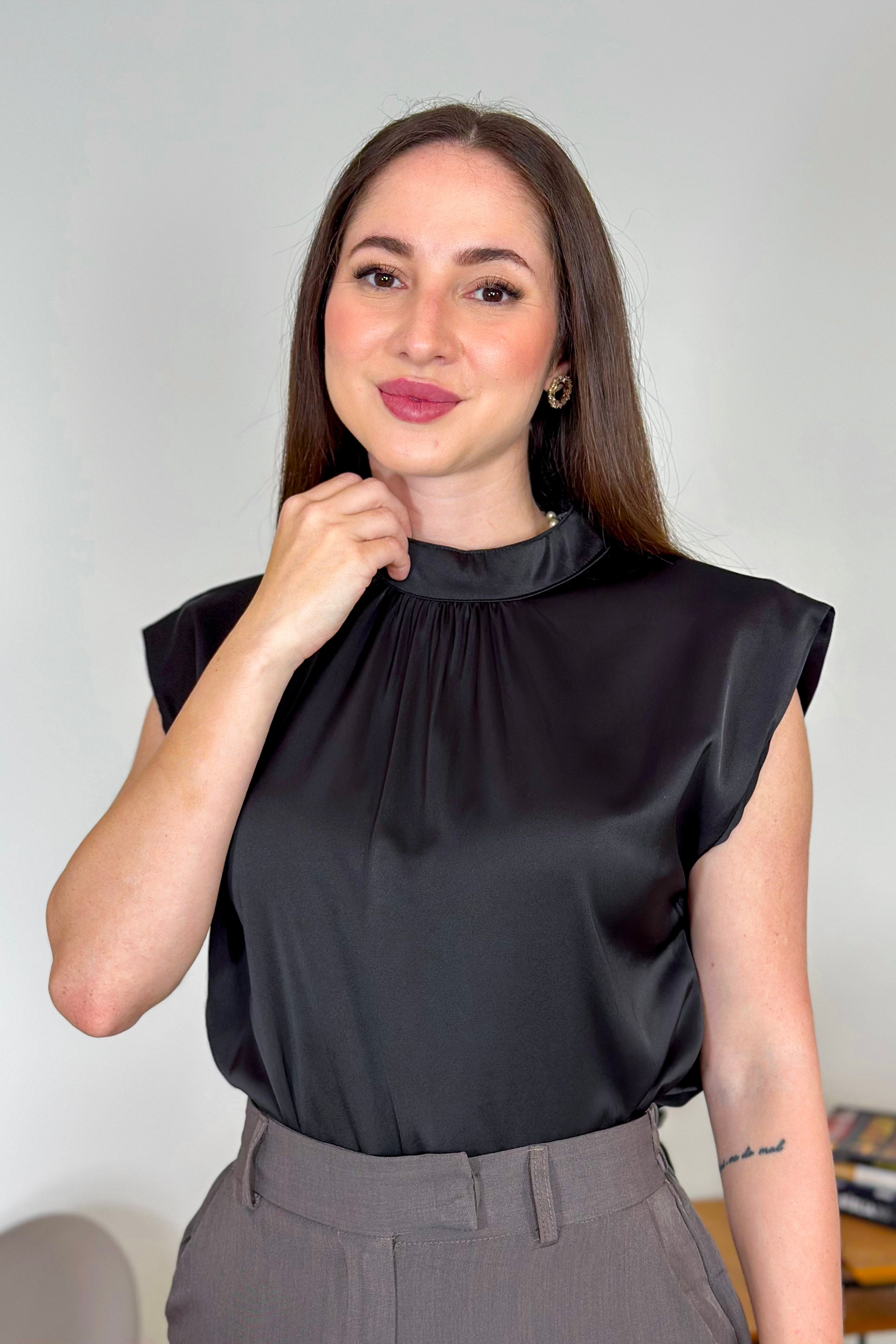 Blusa Regata em Poly Silk Detalhe Pregas Colo Lorrana Preta