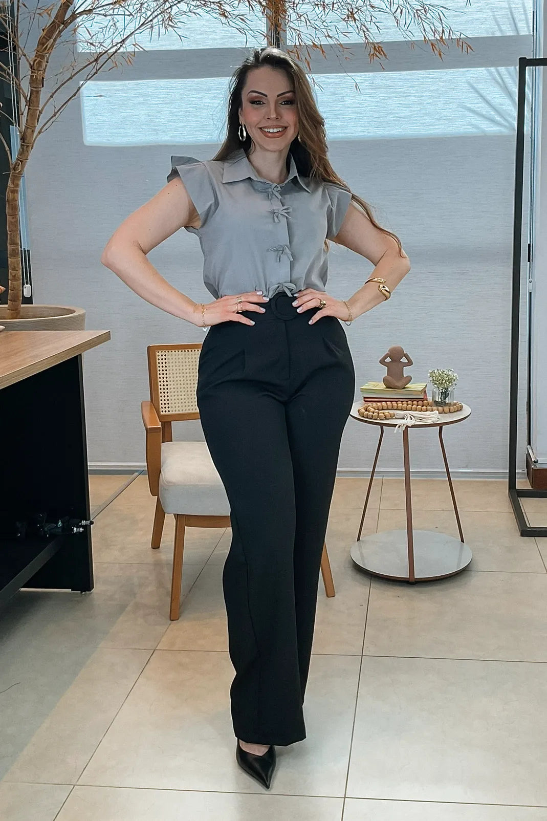 Conjunto: Camisa Manga Curta Detalhe Laço Thamires Cinza + Calça Corte Reto Detalhe Cinto Priscila Preta