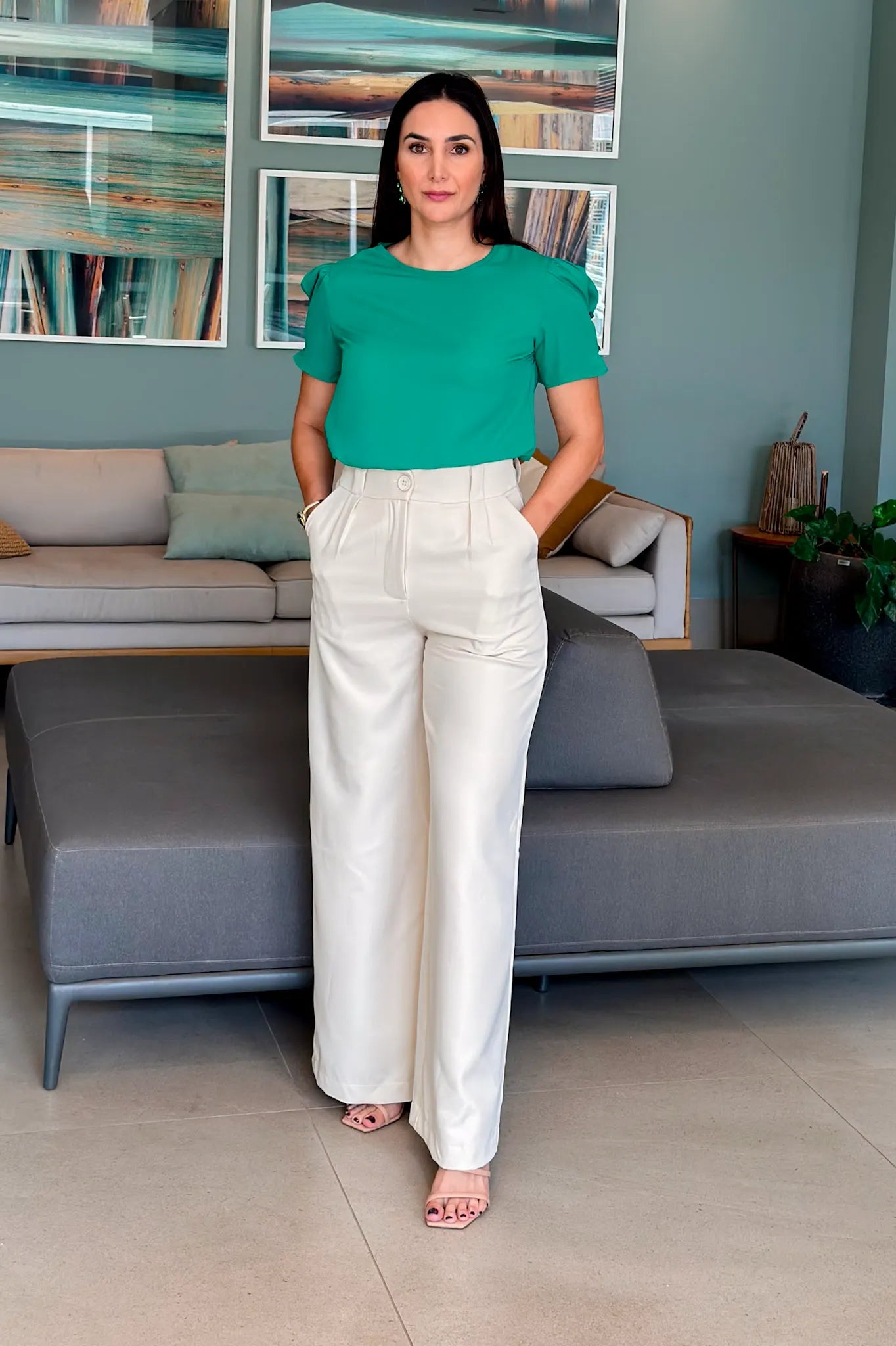 Conjunto: Blusa Manga Curta Detalhe Botões Karen Verde Bandeira + Calça Pantalona Detalhe Passador Marina Creme