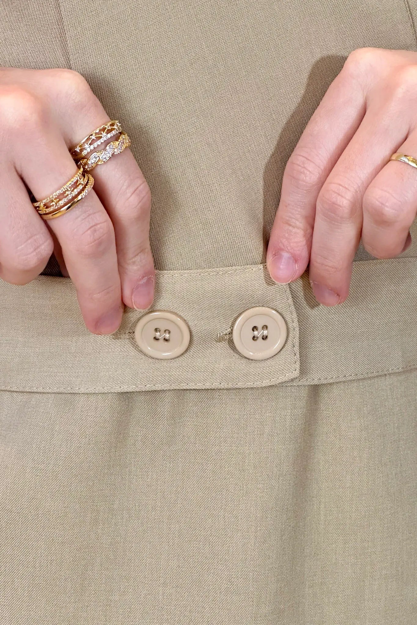 Vestido Decote "V" Regata Detalhe Cinto Soft Elegance Malu Bege