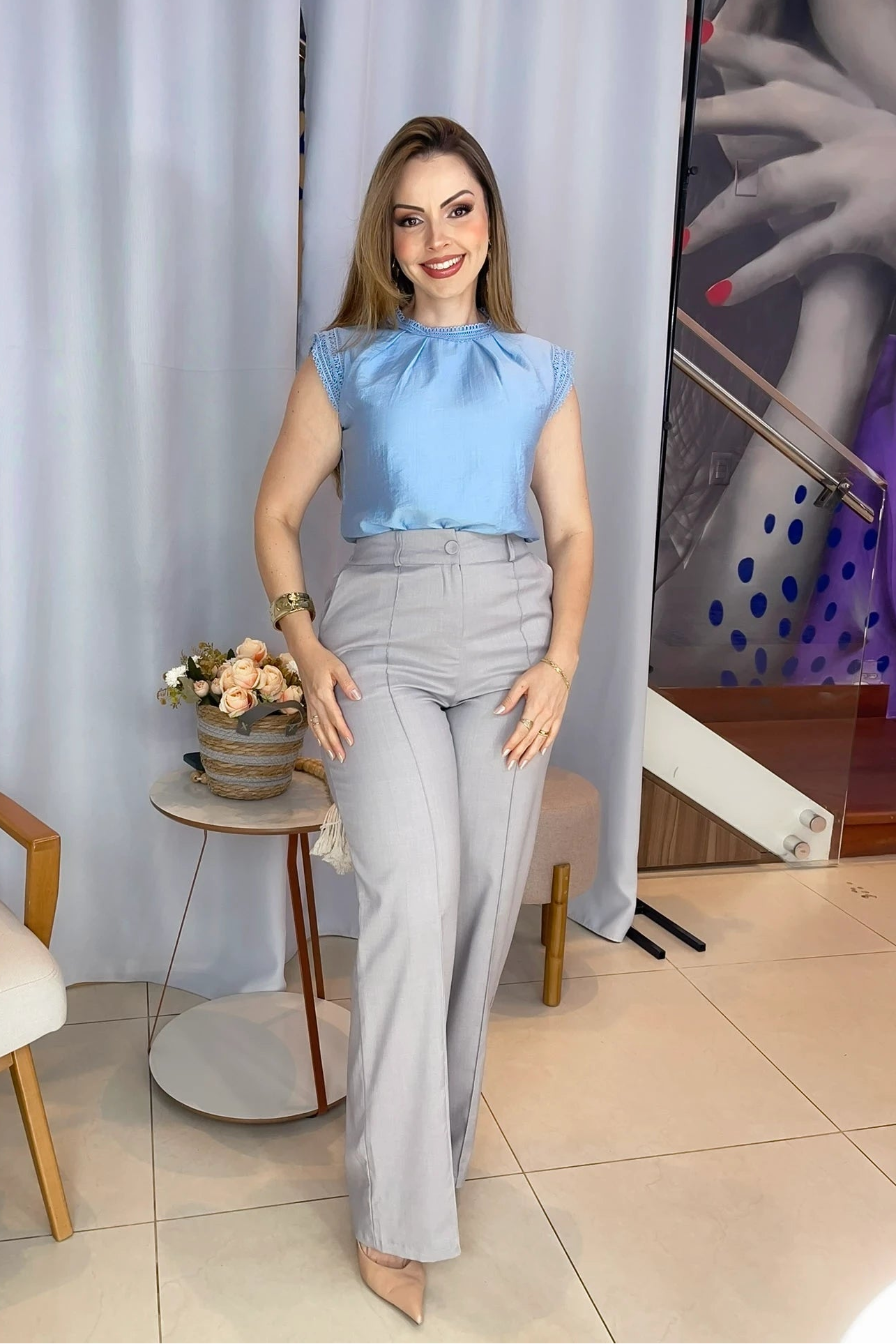 Conjunto: Blusa Regata Crepe Comfort Detalhes em Renda e Pregas no Colo Cora Azul + Calça Corte Reto Cotton Alfaiataria Lisse Detalhe em Friso Ariane Cinza