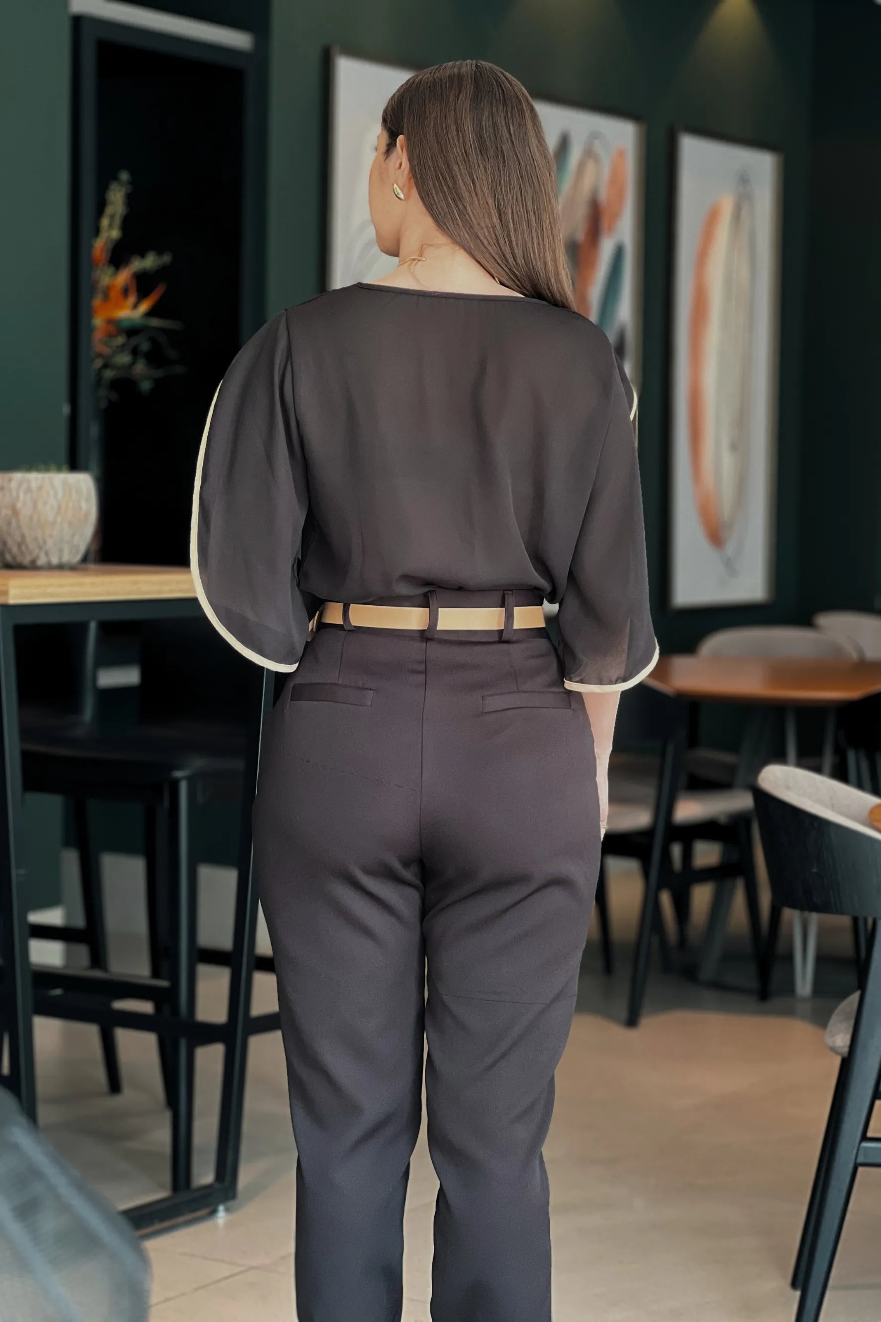 Conjunto: Blusa Lisa Abertura Manga Virgínia Preta + Calça Cinto Encapado Cenoura Preta