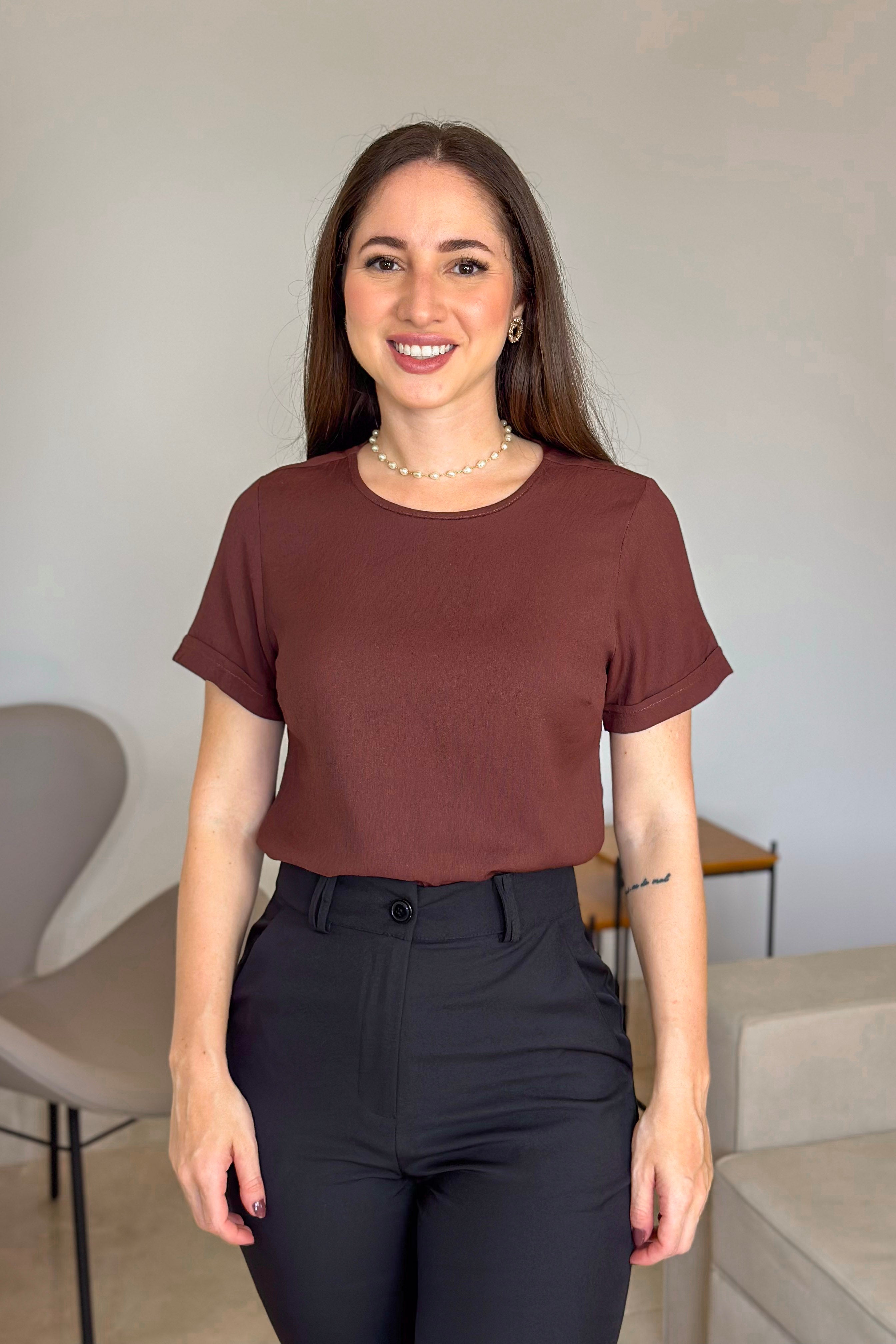 Blusa Manga Curta Em Visco Soft Recorte Costa Detalhe Ondulado Julieta Marrom