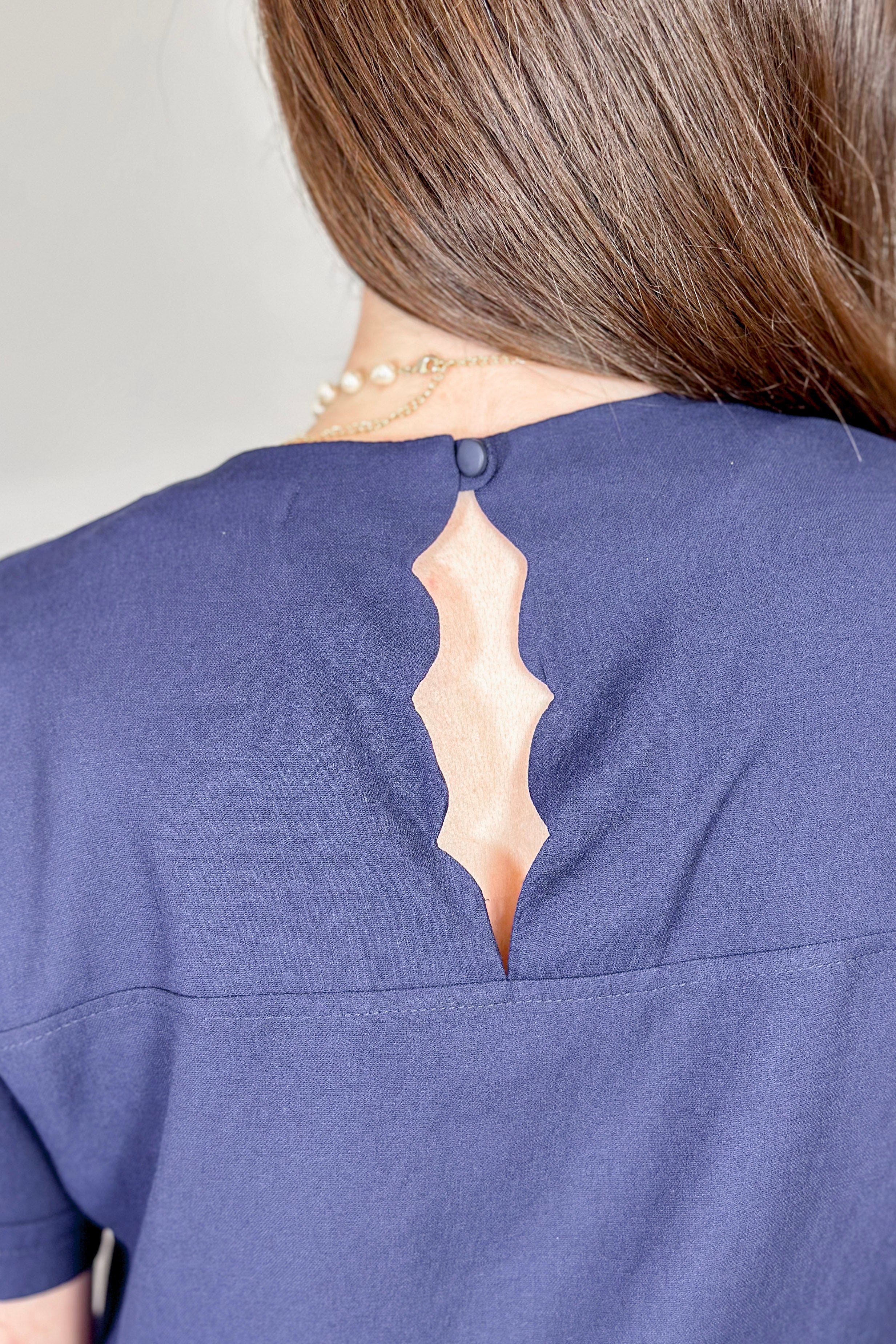 Blusa Manga Curta Em Visco Soft Recorte Costa Detalhe Ondulado Julieta Azul Marinho