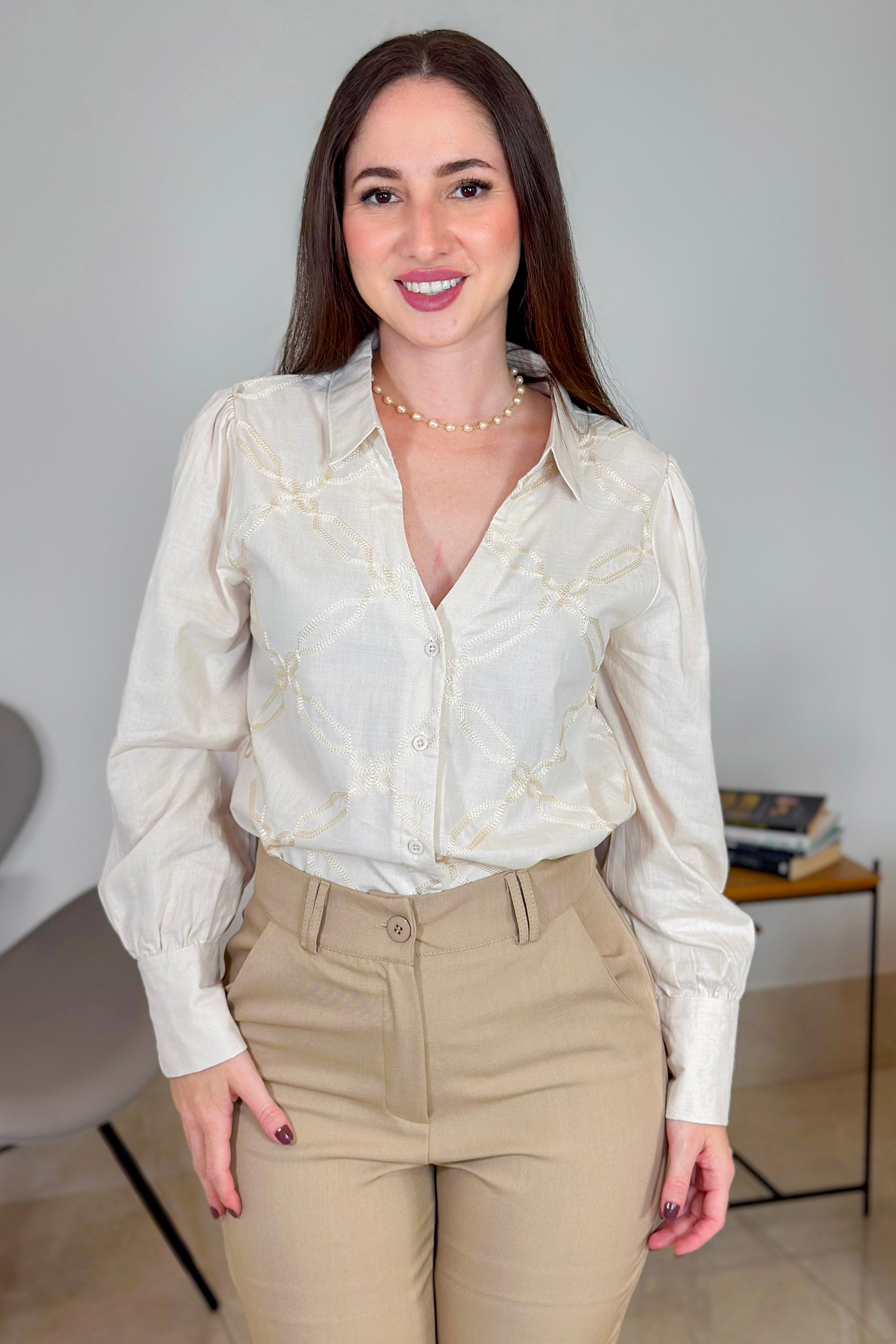 Camisa Manga Longa em Tricoline Bordada Decote "V" Detalhe Bordado Amélia Creme