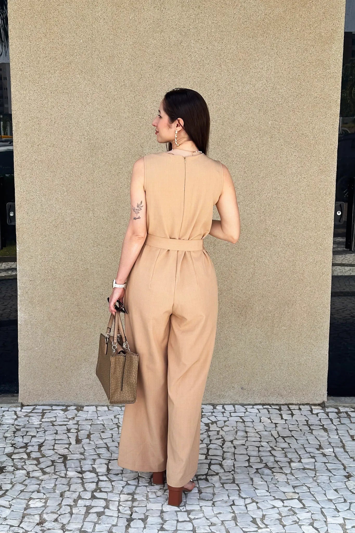 Macacão Pantalona Detalhe Cinto Jéssica Bege