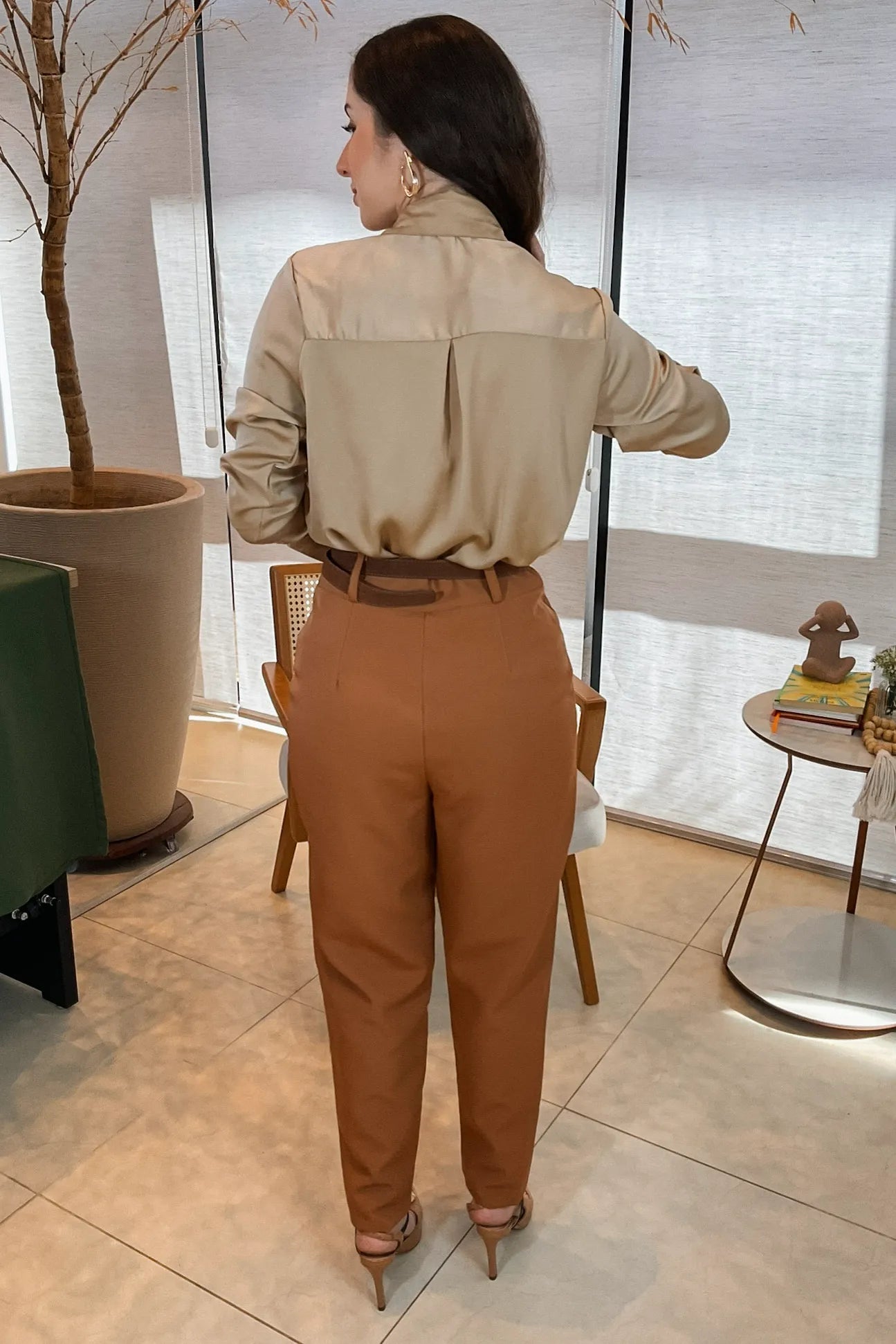 Conjunto: Camisa Manga Longa Classic Acetinado Detalhe Botões Silmara Bege + Calça Corte Reto Alfaiataria Botão Duplo Pietra Marrom