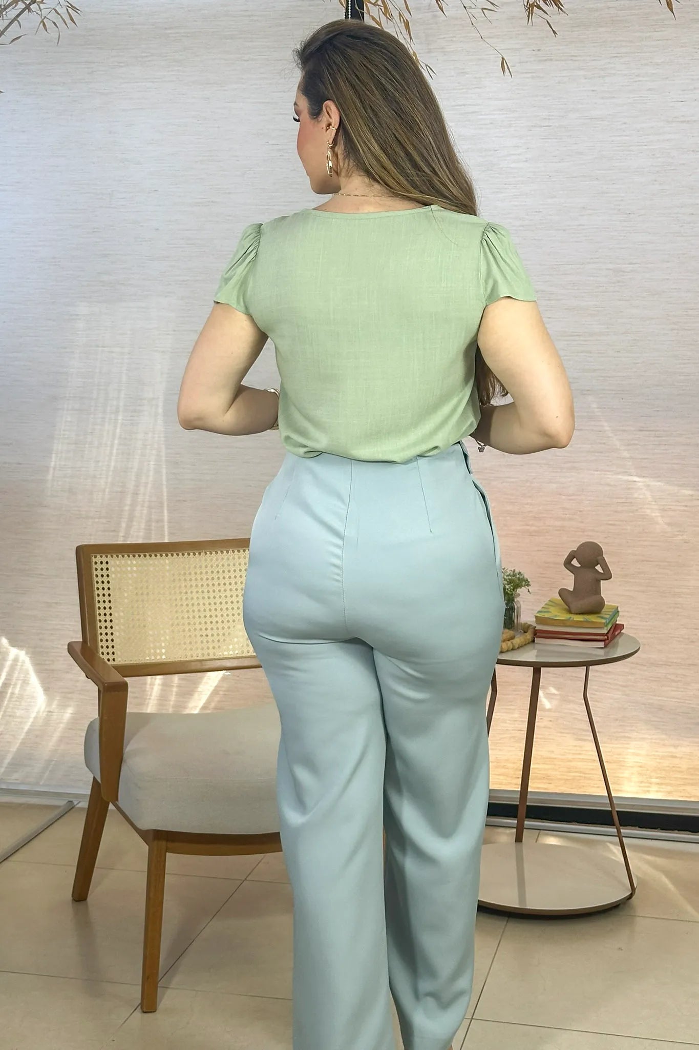 Conjunto: Blusa Manga Curta Detalhe Gola Trançada Visco-linho Leila Verde + Calça Corte Reto Alfaiataria Detalhe Cós Eloísa Azul